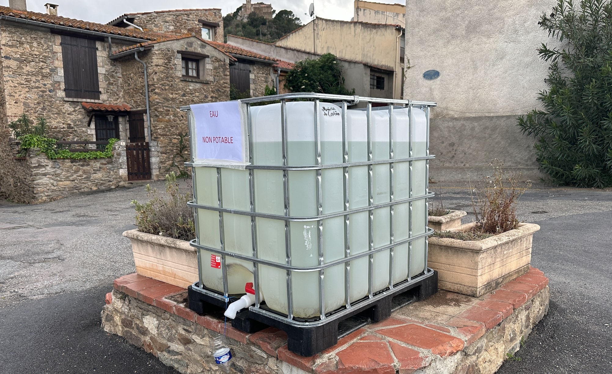 A Corbère (Pyrénées-Orientales), des containers d’eau ont été installés en plusieurs points de la commune