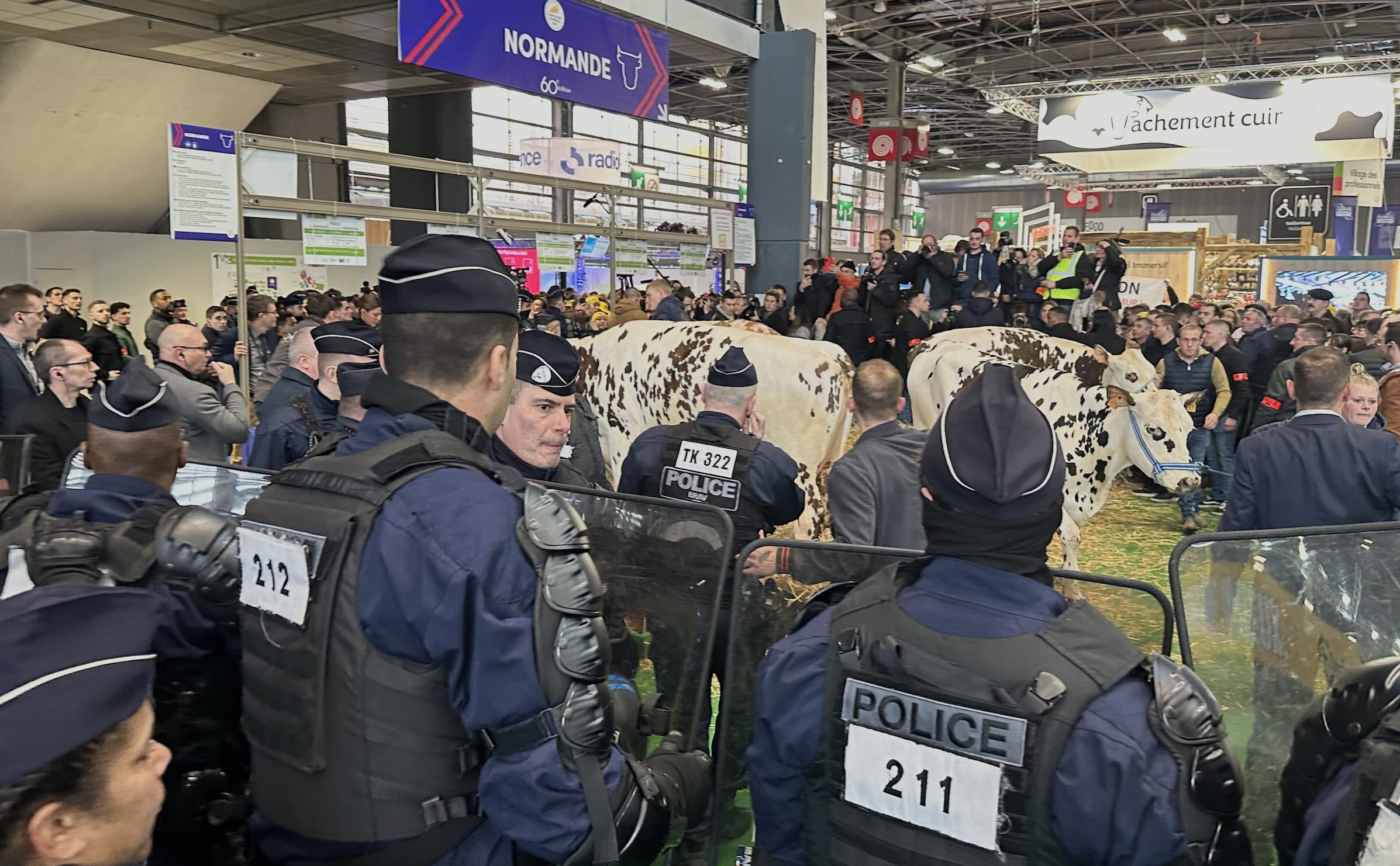 Des forces de l’ordre tentent de contenir plusieurs centaines d’agriculteurs manifestant leur colère, jour de l’inauguration présidentielle