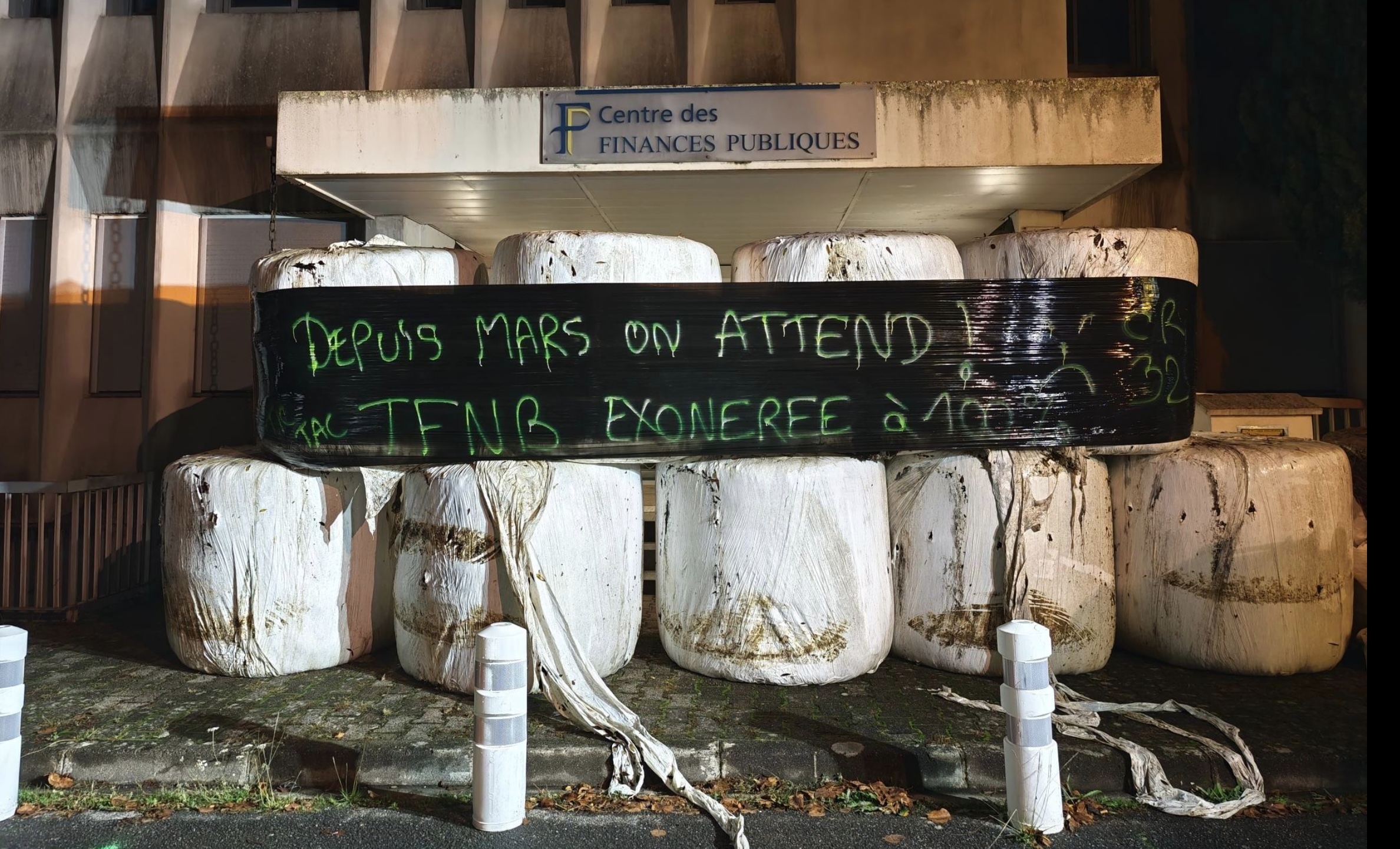 La Coordination rurale a manifesté son mécontentement devant plusieurs bâtiments publics à Auch, préfecture du Gers (Crédit photo : Coordination rurale)
