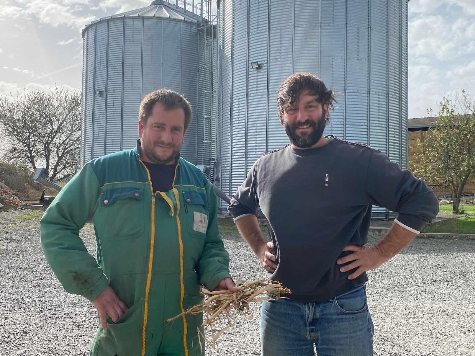 Nicolas et Olivier Chambon ont aussi une activité d'ETA et de commerce de paille