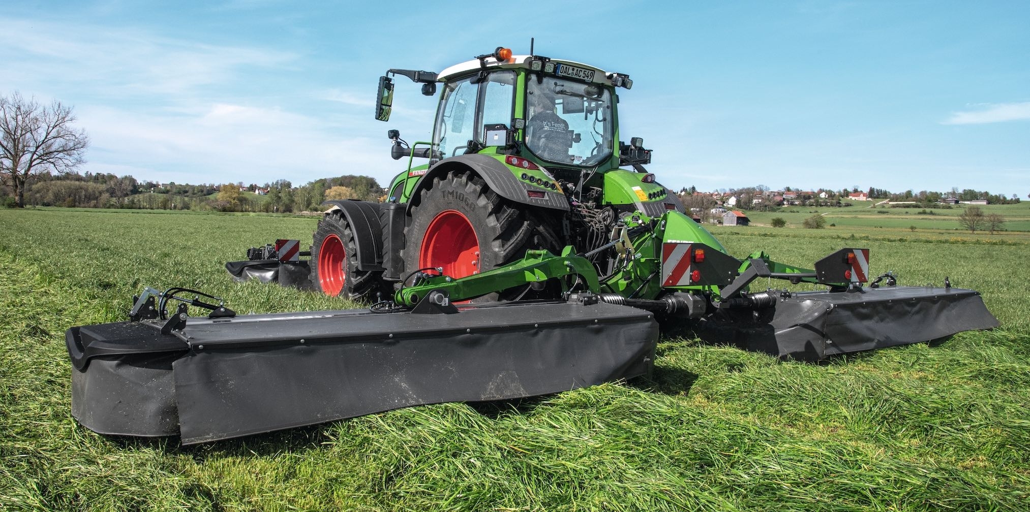 Les faucheuses arrière Slicer 860 et 960 peuvent être combinées avec différentes faucheuses frontales d’une largeur de travail comprise entre 3 m et 3,60 m