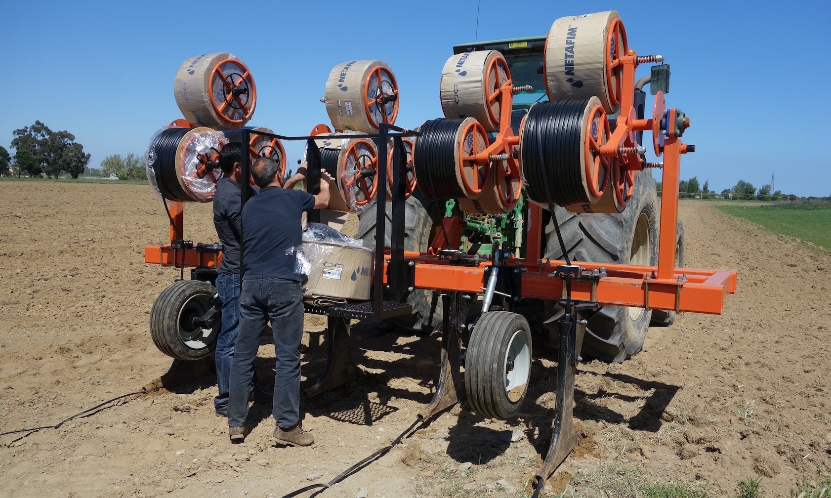 Le dispositif « protection contre la sécheresse » lie investissement dans le goutte-à-goutte, aérien ou enterré, et un outil d’aide à la décision type sonde ou capteur (Crédit photo : R. Lecocq)
