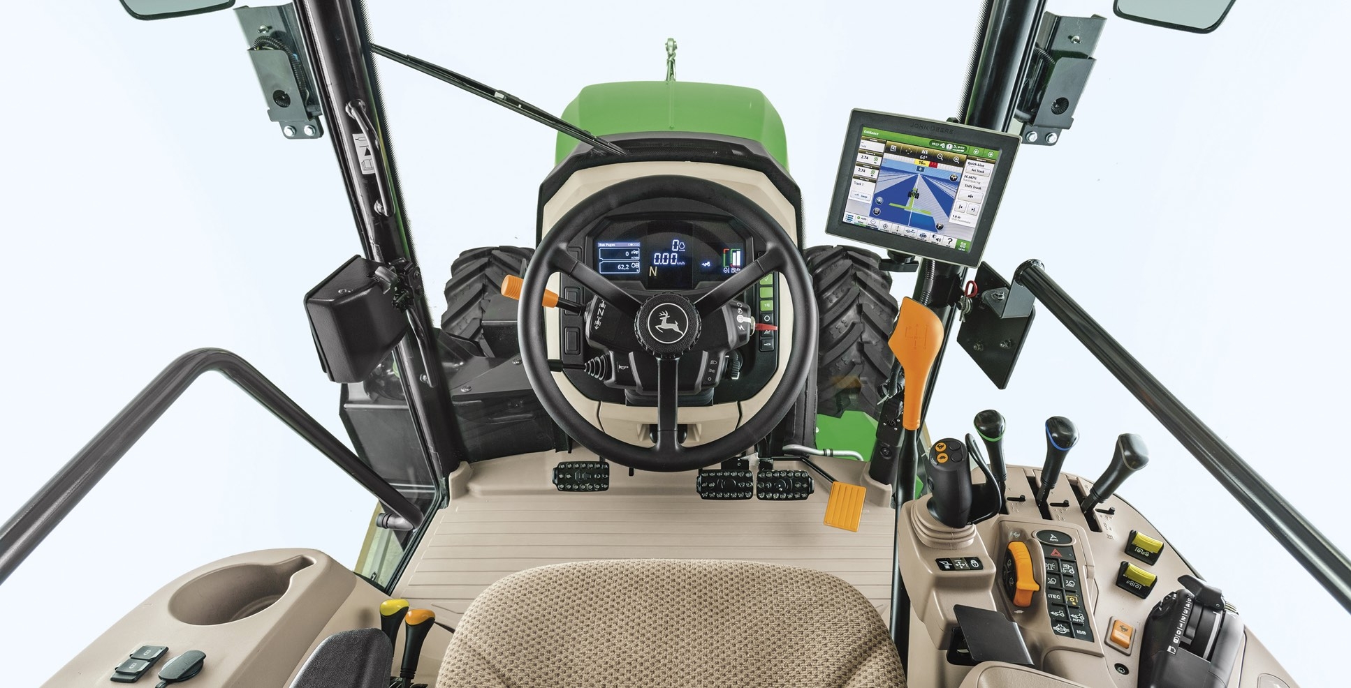 La cabine de la série 5ML est équipée d’un joystick électronique et d’une grande console LCD dans le tableau de bord