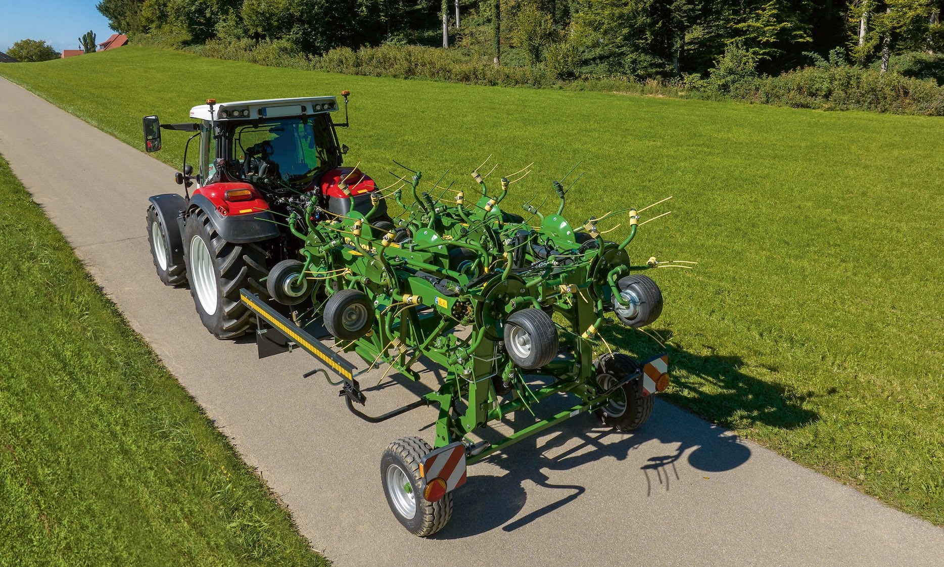 Les nouveaux modèles Vendro-T sont équipés d’un système hydraulique double effet, assurant prestement le dépliage des bras et du train de roues de la position de transport à la position de travail