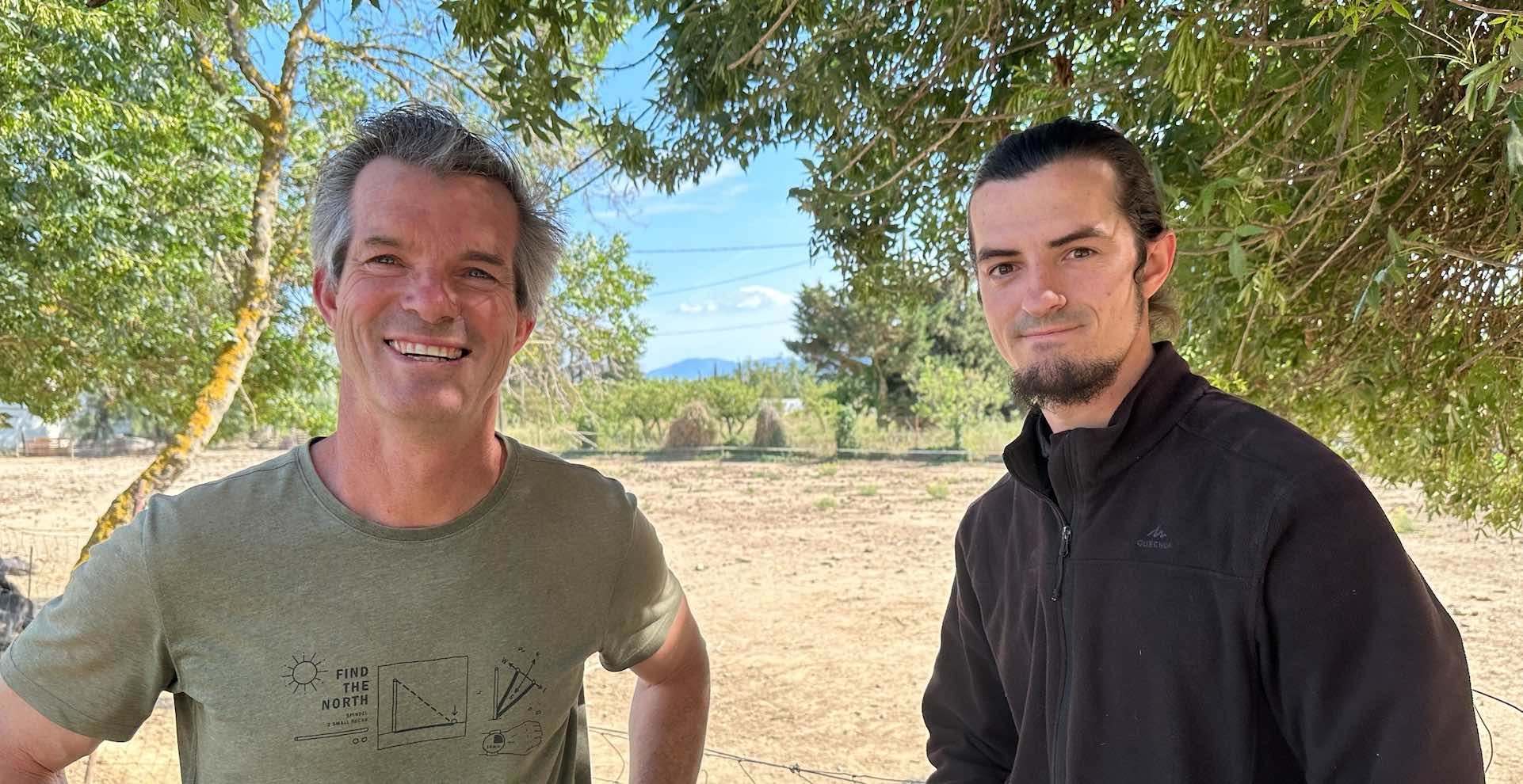 Nicolas Payré et son fils Thomas, aujourd’hui salarié, demain installé (Crédit photo : R. Lecocq)