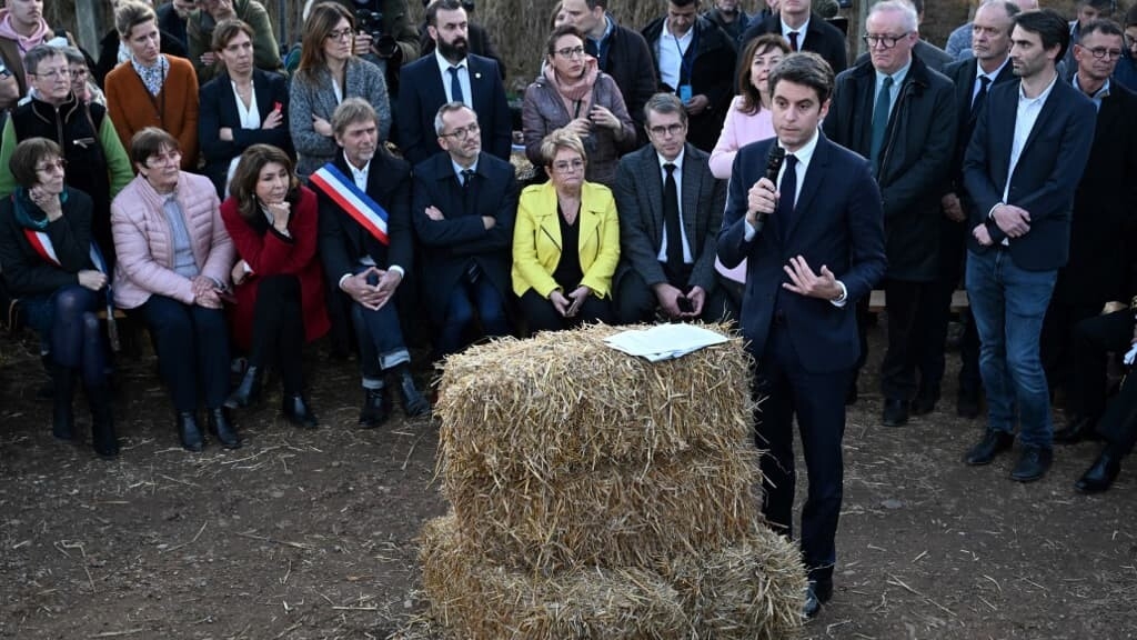 Le 26 janvier à Montastruc-de-Salies (Haute-Garonne), non loin du barrage de Carbonne, le Premier ministre Gabriel Attal annonce une première salve de mesures (Crédit photo : ministère de l’Agriculture)