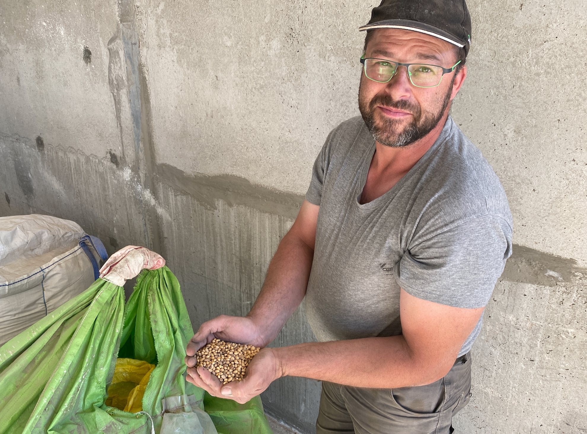 L’agriculteur autoproduit ses semences qu’il inocule systématiquement