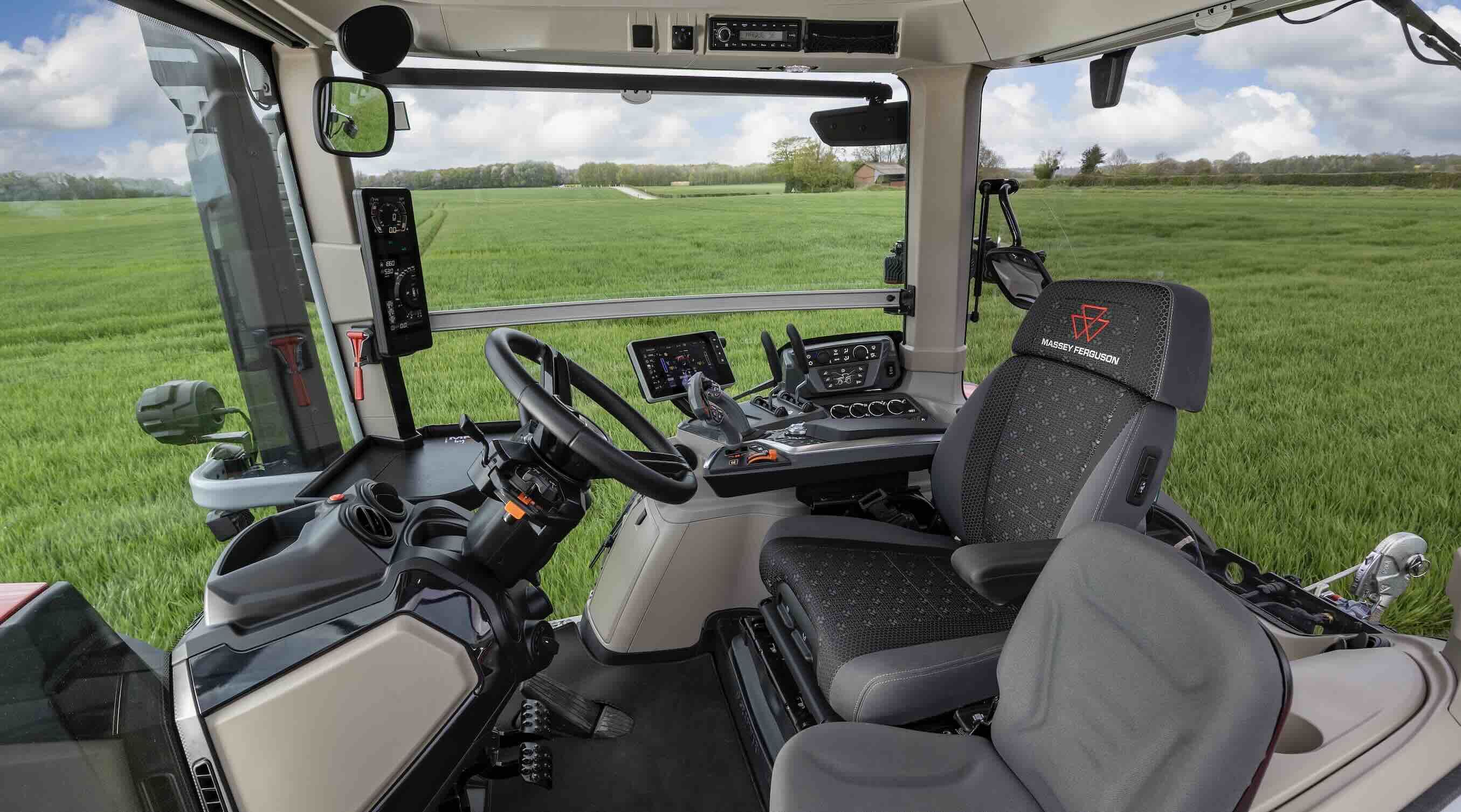 L’intérieur de la cabine du MF 8S Xtra
