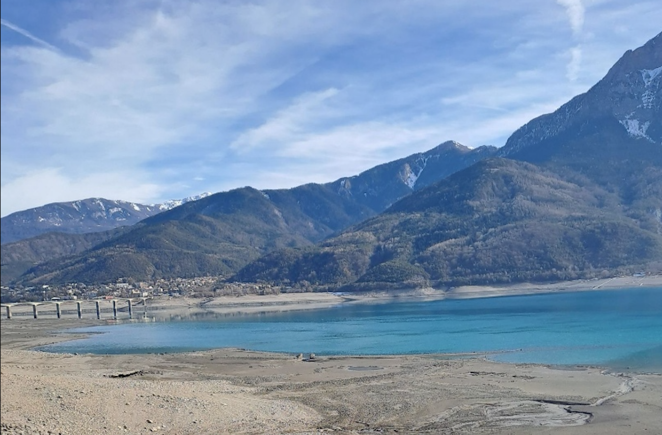 Le lac de Serre-Ponçon au niveau du pont de Savines-Le-Lac à la mi-février 2023 (Crédit photo : Comité du Foin de la Crau)