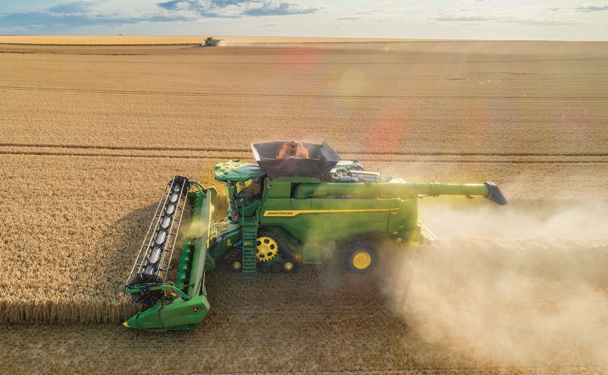 La série T6 compte quatre modèles (T6 500 de 348 ch, T6 600 de 387 ch, T6 700 de 421 ch et T6 800 de 468 ch de puissance maxi) à 6 secoueurs (Crédit photo : John Deere)