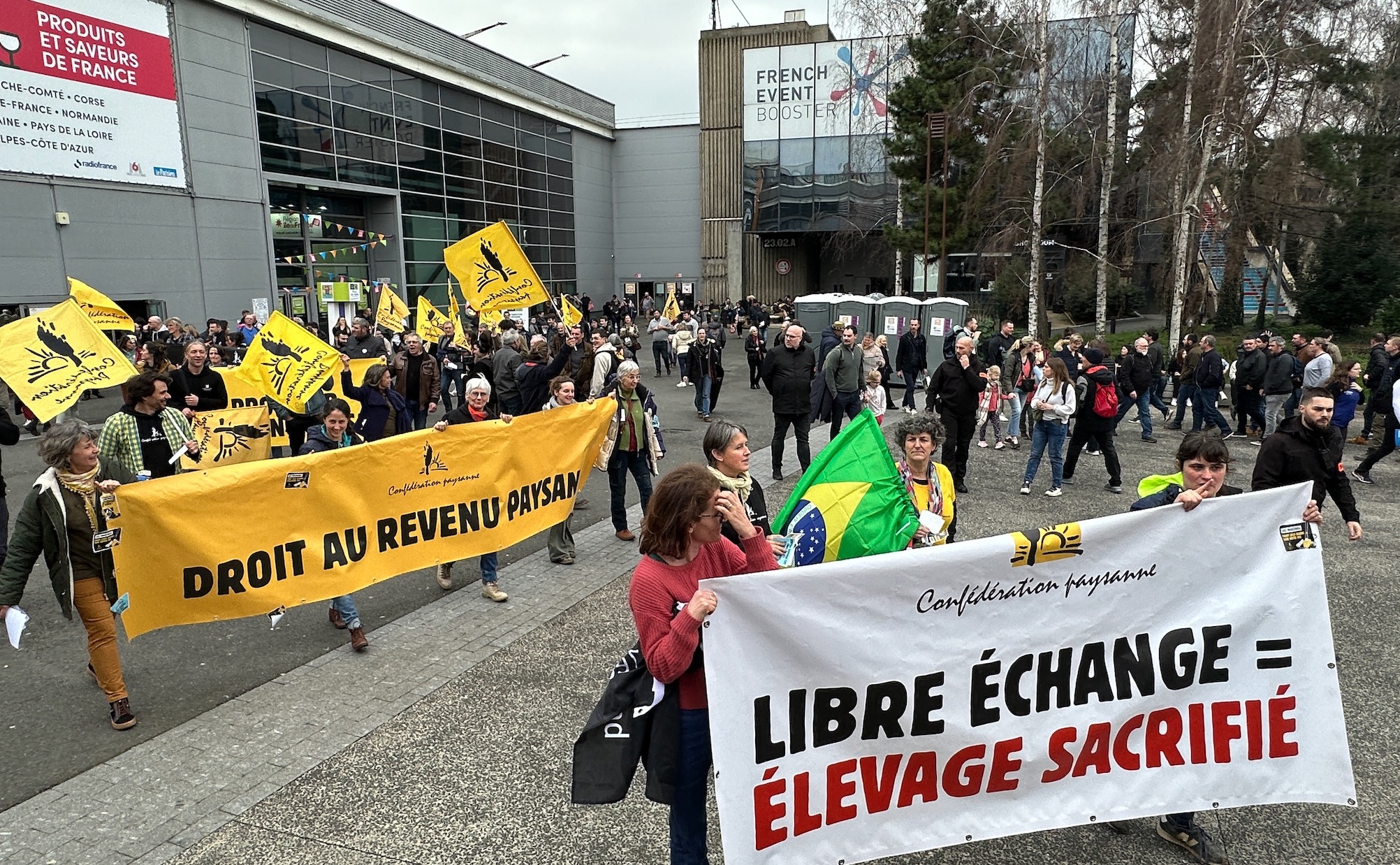 La Confédération paysanne s’est faite plutôt discrète, satisfaite d’avoir (re)mis les prix planchers dans le débat, tout en menant le mardi une action ciblant le stand de Lactalis