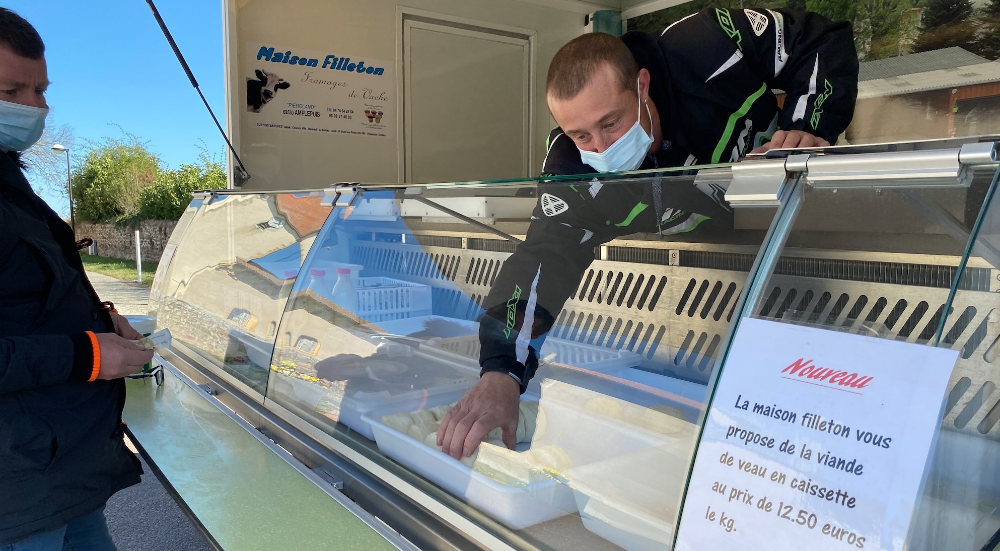 David Filleton, sur le marché de Ouches : « j’aime bien mon métier mais si on m’enlève les marchés, je suis pas persuadé de finir dans ce métier »