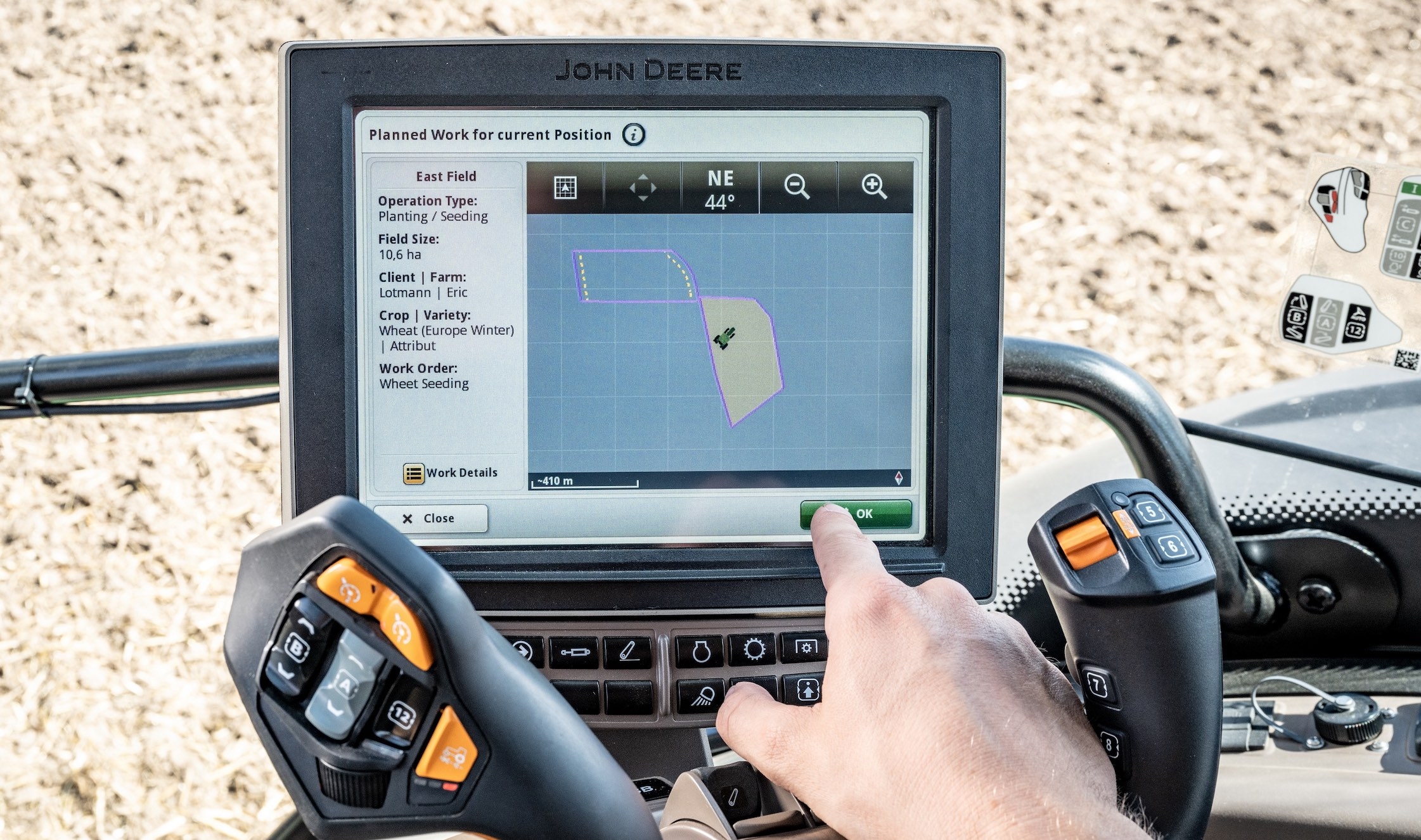 Le système AutoSetup permet de retrouver, à l’entrée de chaque parcelle, les réglages préalablement enregistrés sur le Cloud, le tout pour l’ensemble des paramètres tracteur / outil attelé