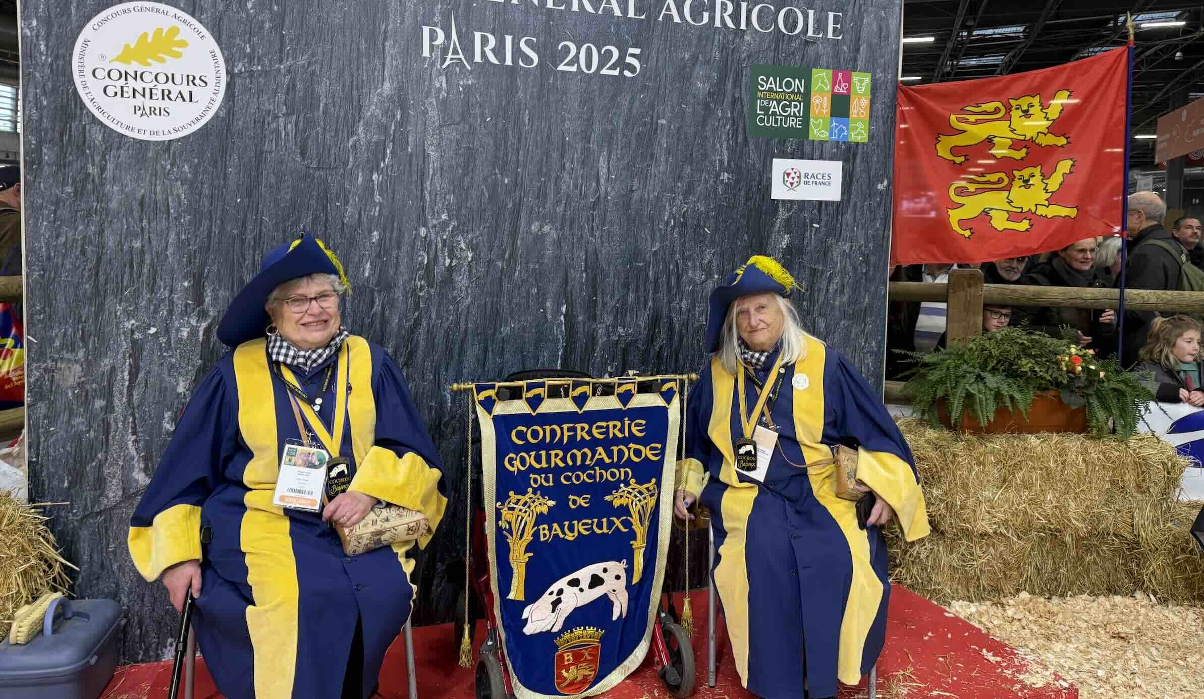 Nicole Levieux (à gauche) et Marie-Chantal Eudine, Grandes maitresses conjointes de la confrérie du Cochon de Bayeux en plein concours de la race à Paris