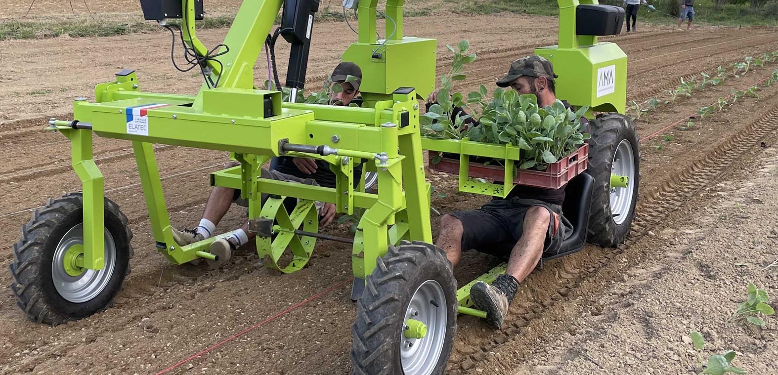 100% électrique, l'automoteur modulaire AMA d’Elatec assiste les opérateurs pour planter, désherber, récolter, transporte caisses et bacs et fait aussi office de porte-outils (Crédit photo : Elatec)