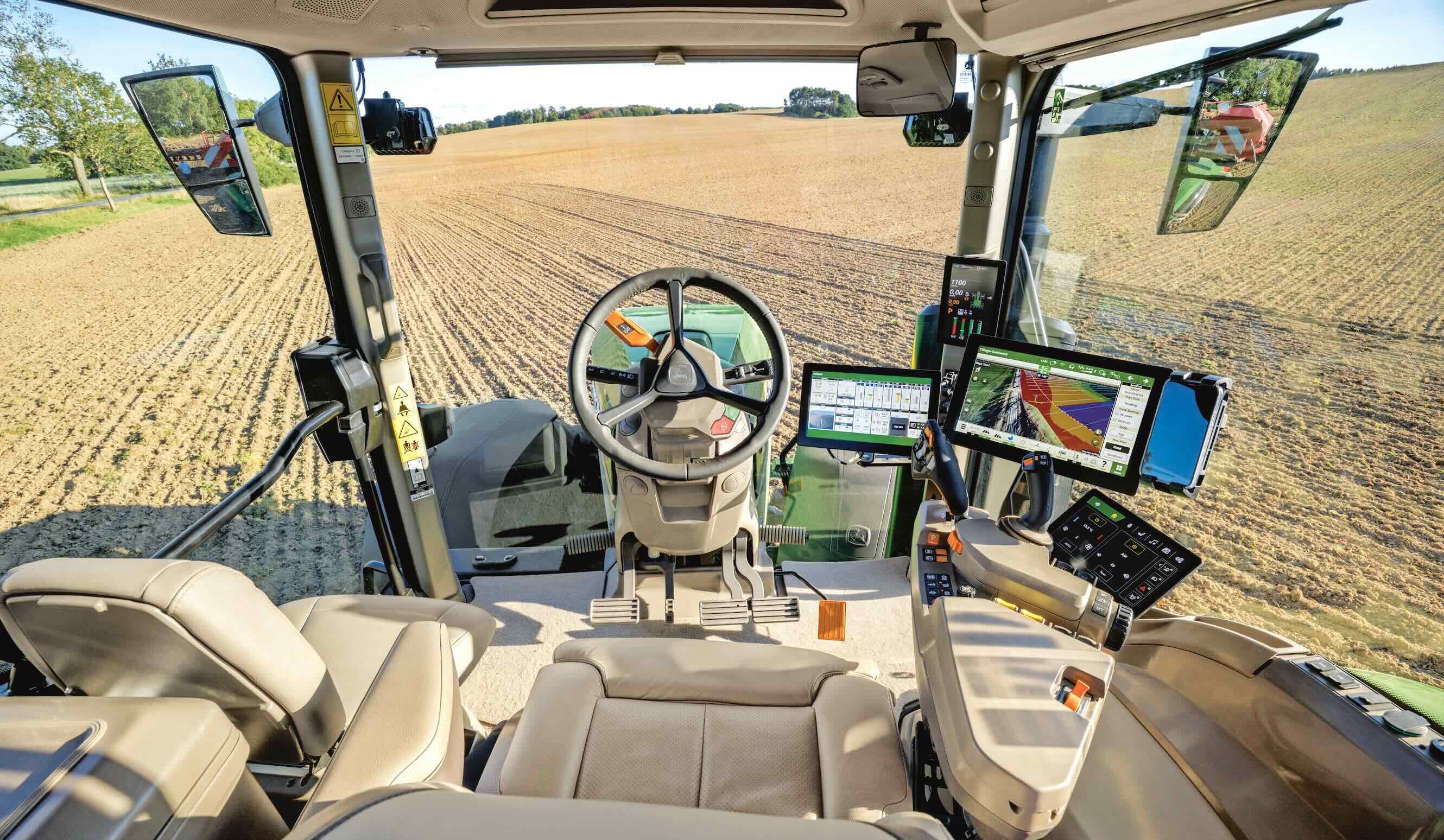 En cabine, le nouveau CommandARM propose deux options de joystick : le CommandX Plus pour les opérations de base, ou le CommandX Pro avancé pour un contrôle de niveau exper