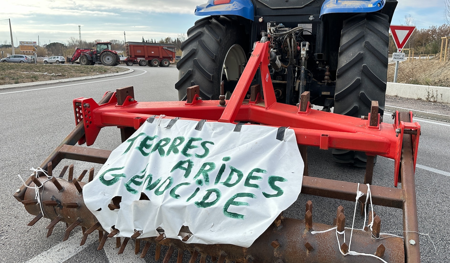 « Les travaux de construction d’un golf ont démarré sur la commune de Villeneuve-de-la-Raho, c’est incompréhensible », dénonçait Julien Bousquet, secrétaire général des JA66, sur le barrage édifié le 22 janvier au péage de l’A9 à Perpignan