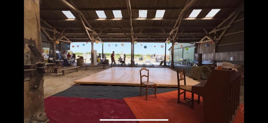 Une piste de danse prend place aux beaux jours dans l’étable des génisses (Crédit photo : Ferme des Beaux Cors)