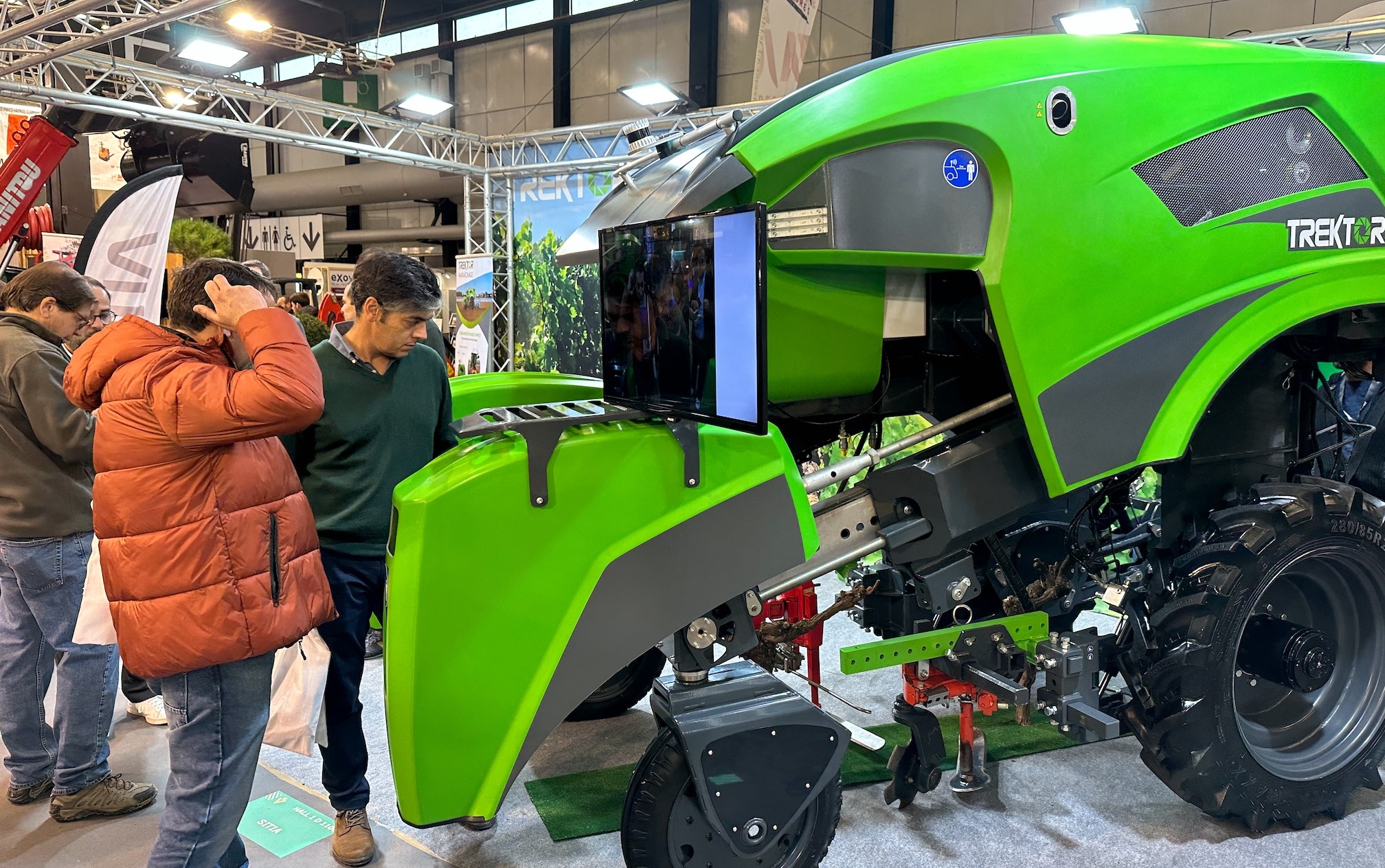 Trektor, un robot hybride (batteries rechargées par moteur diesel), polyvalent (vigne, arbo, maraichage), capable de valoriser les outils en parc, rentable et opérable par tout un chacun (Crédit photo : R. Lecocq)