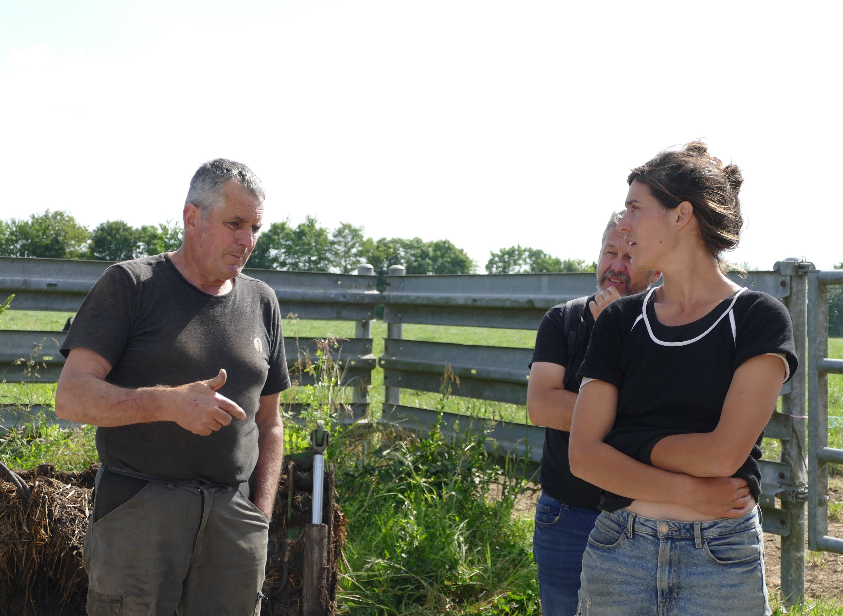 Bertrand, futur cédant, en pleine discussion avec Clémence, porteuse d’un projet d’installation en viande bovine. Photo Catherine Perrot