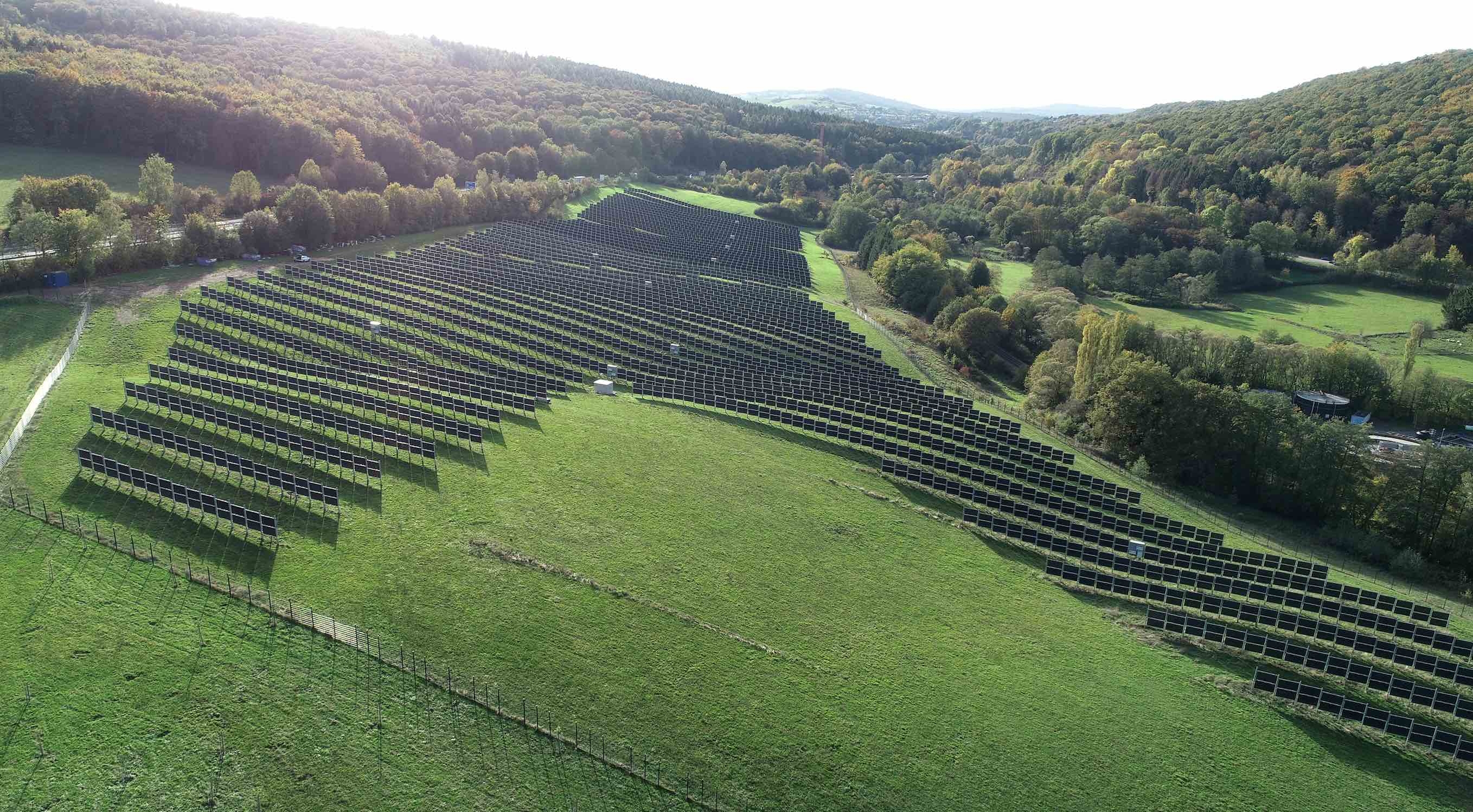 Les panneaux verticaux et bifaciaux de Total Quadran (Crédit photo : Total Quadran)