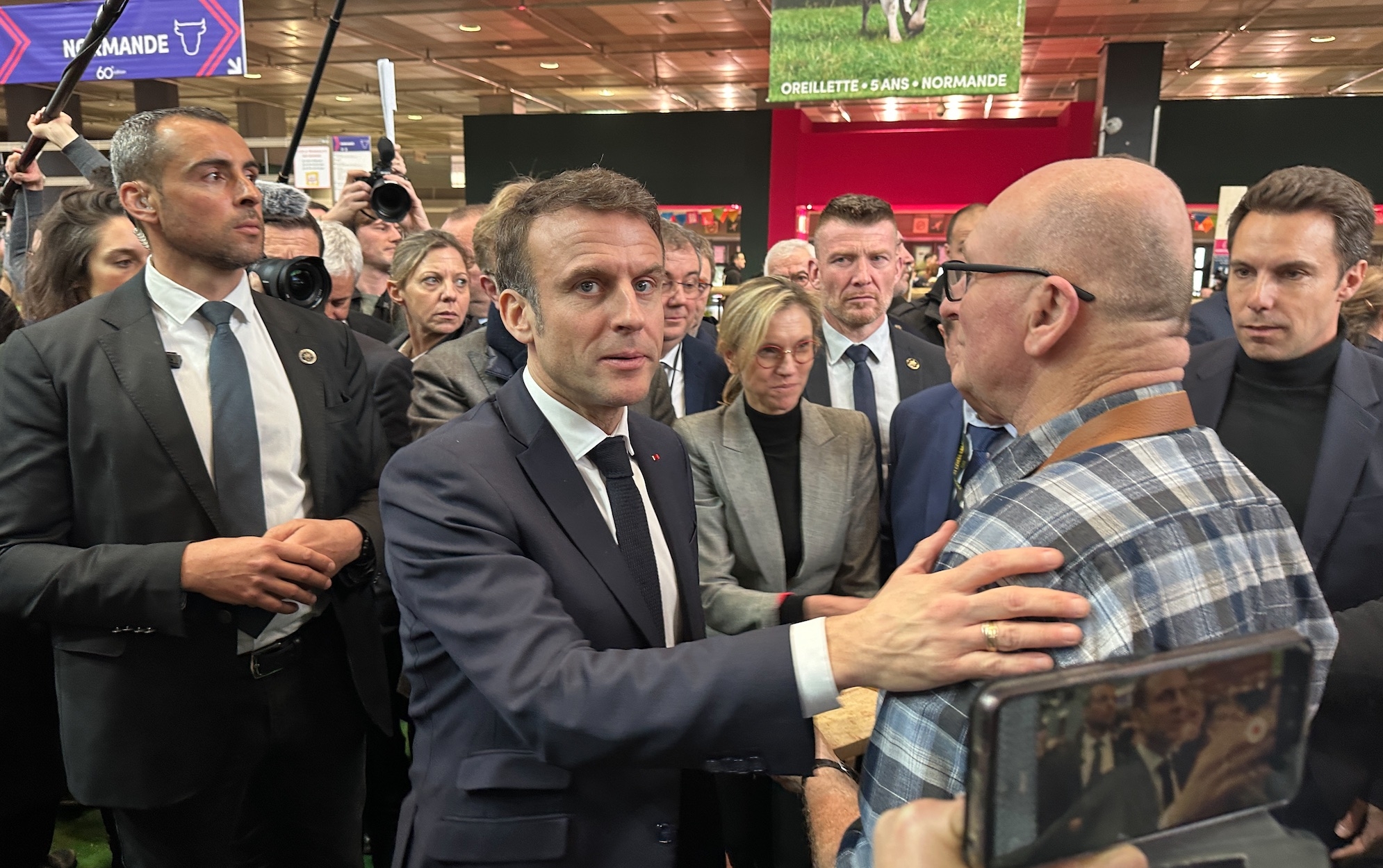 Emmanuel Macron, au soutien des agriculteurs sur le stand de la race normande le 24 février (Crédit photo : R. Lecocq)