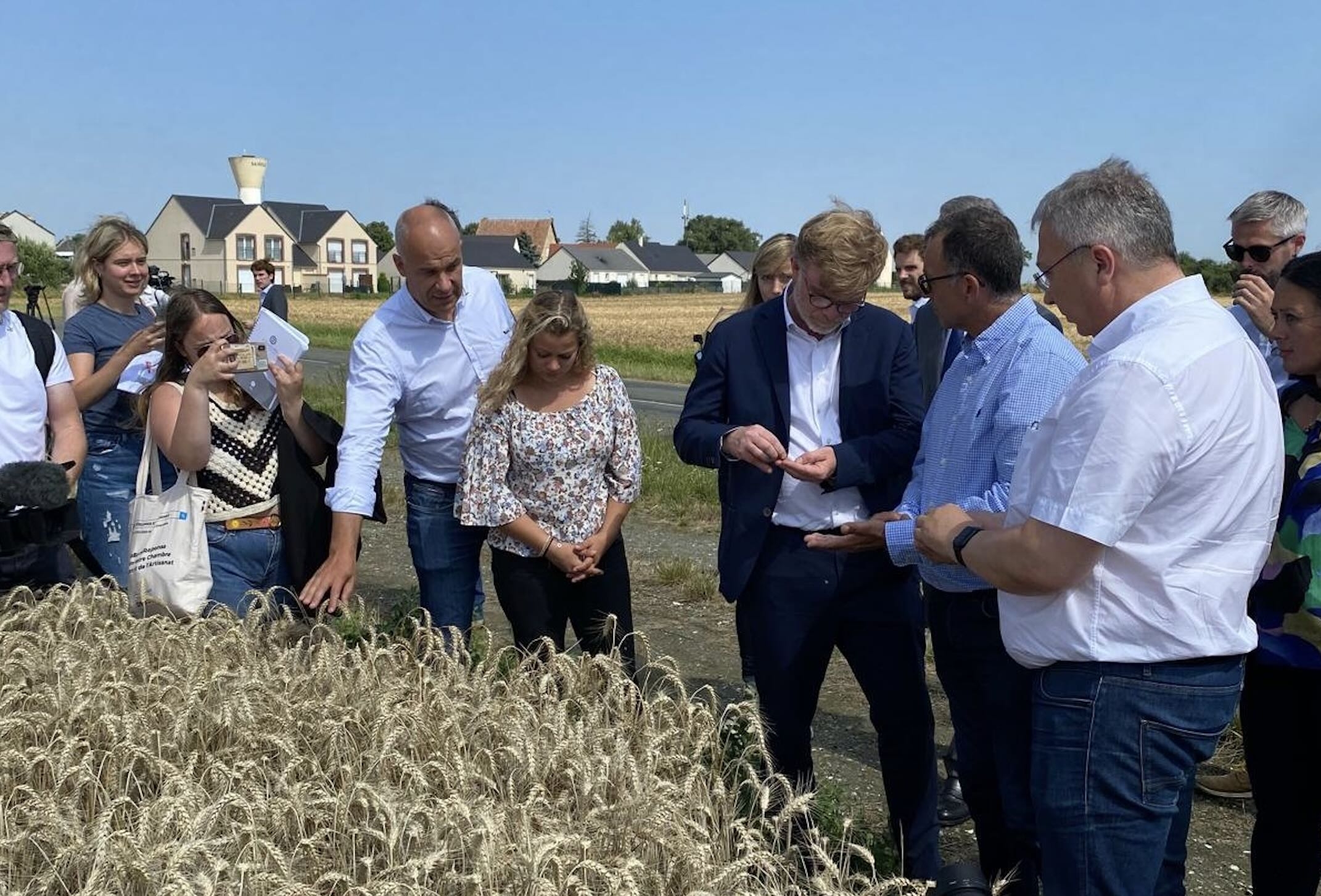 Le ministre de l’Agriculture (démissionnaire) Marc Fesneau auprès de céréaliers d’Eure-et-Loir le 29 juillet (Crédit photo : X - FNSEA28)