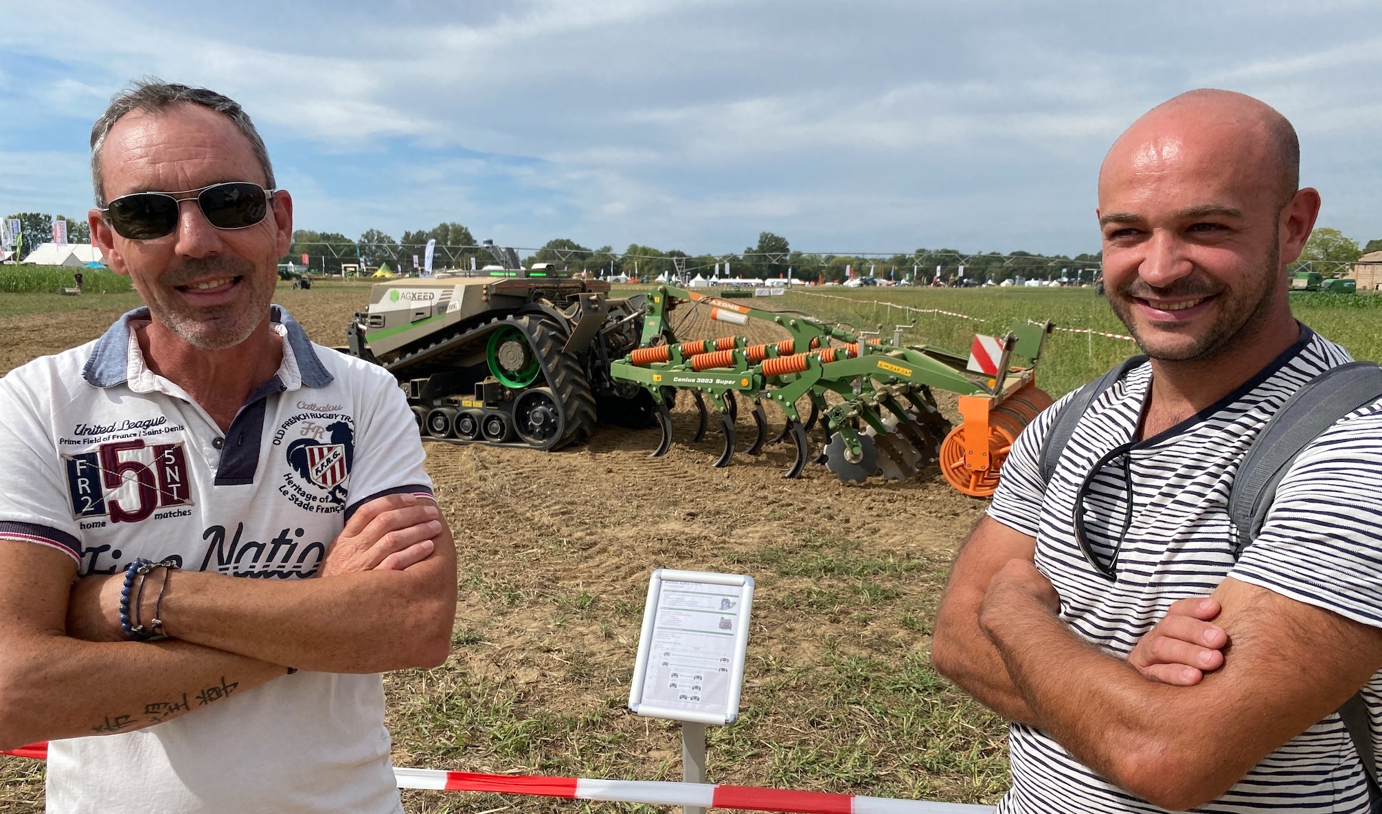 Patrice et Cyril, agriculteurs dans le Gers, un brin songeurs devant la robotisation, pointant un risque de « financiarisation et de déshumanisation »