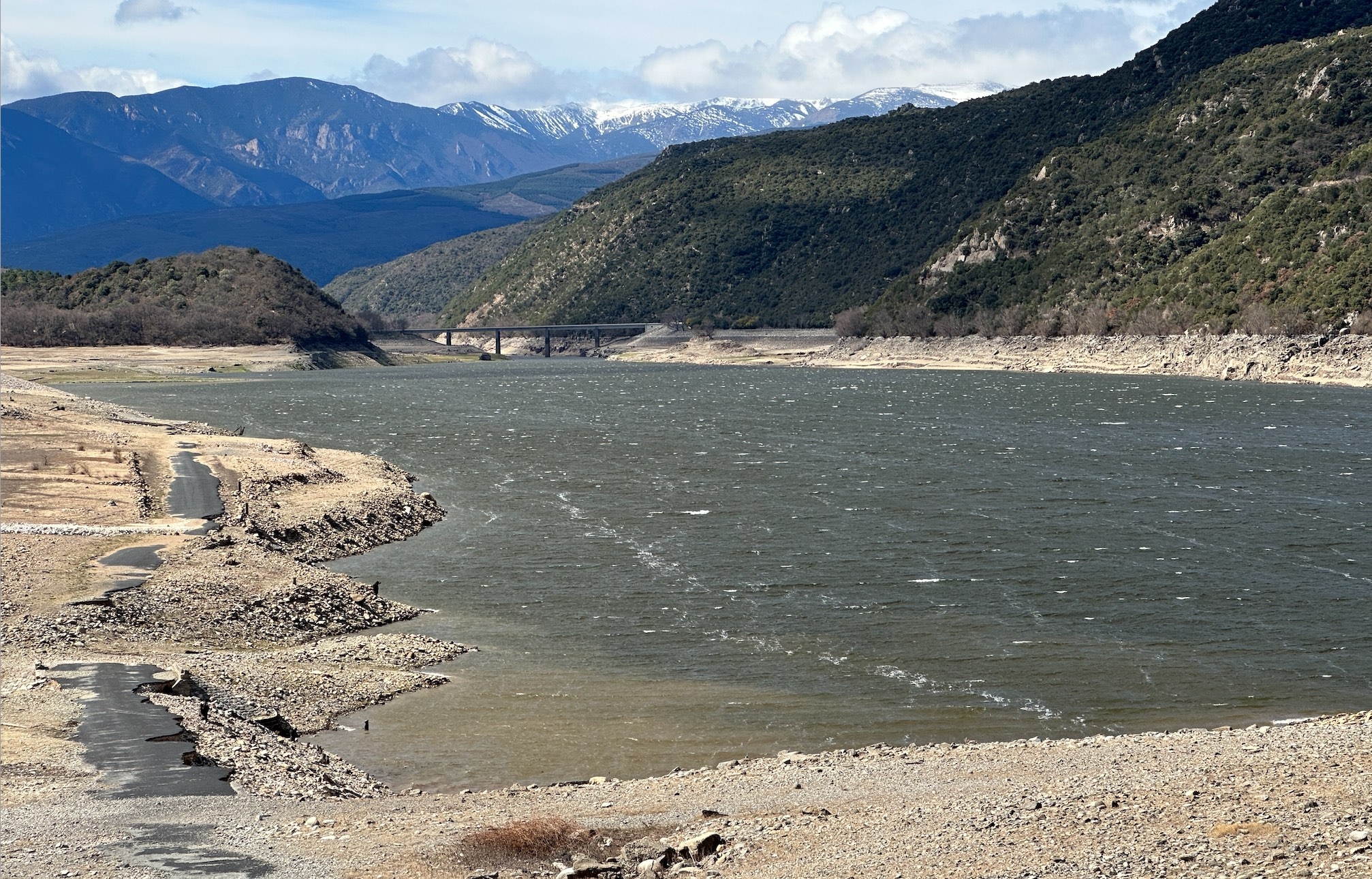 Le barrage de Vinça assure une triple fonction d’écrêtement des crues, de soutien à l’étiage de la Têt et de réserve pour l’irrigation de la plaine du Roussillon