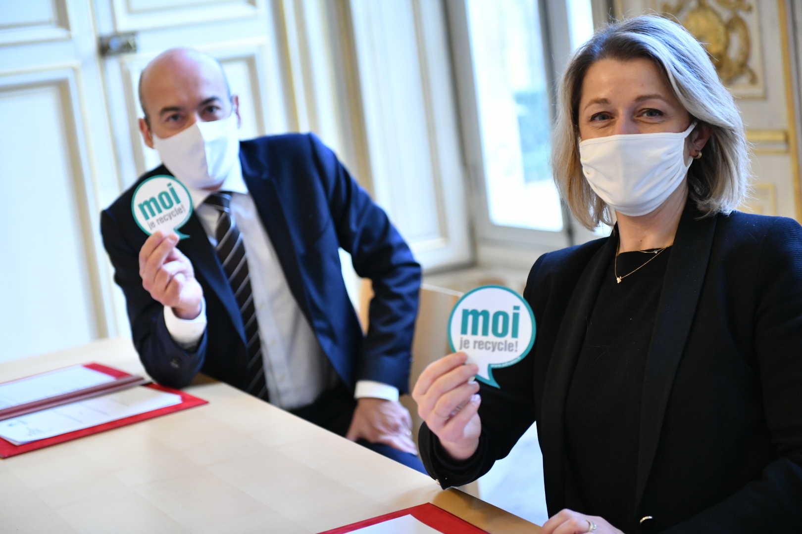 Signature de la prorogation de l’accord-cadre le 15 janvier 2021 entre Christophe Grison, président d’Adivalor, et  Barbara Pompili, ministre de la Transition écologique