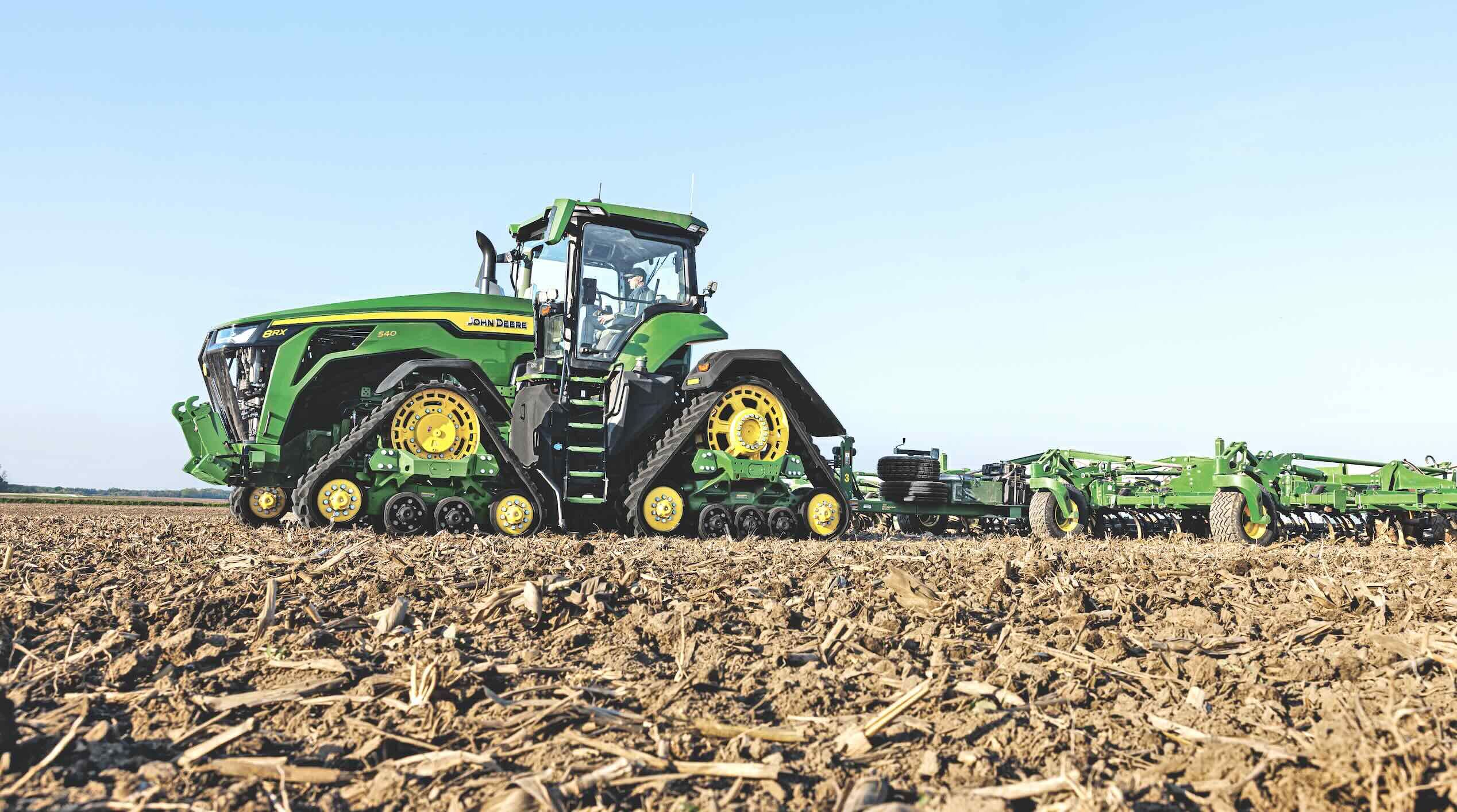 En version RX à chenilles, la surface de contact peut atteindre 4,87 m2 et permet et la pression exercée sur le sol descendre à 0,4 kg/cm2