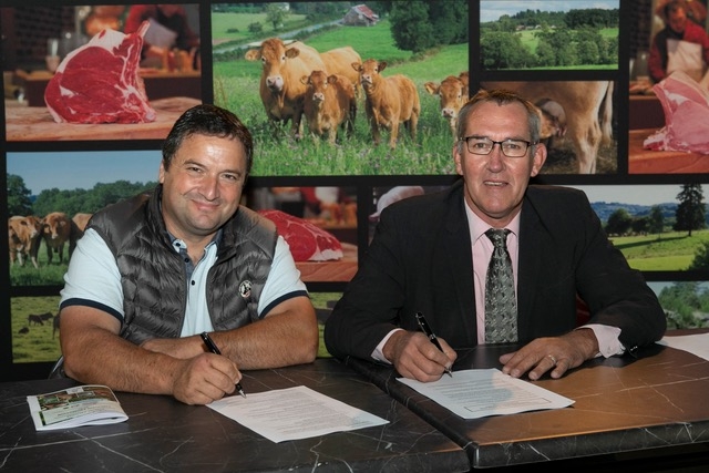 Michel Queille (à gauche) et Jean-Pierre Bonnet officialisent le ralliement de l’association Le Veau sous la mère à Limousin Promotion (Crédit photo : Limousin Promotion)