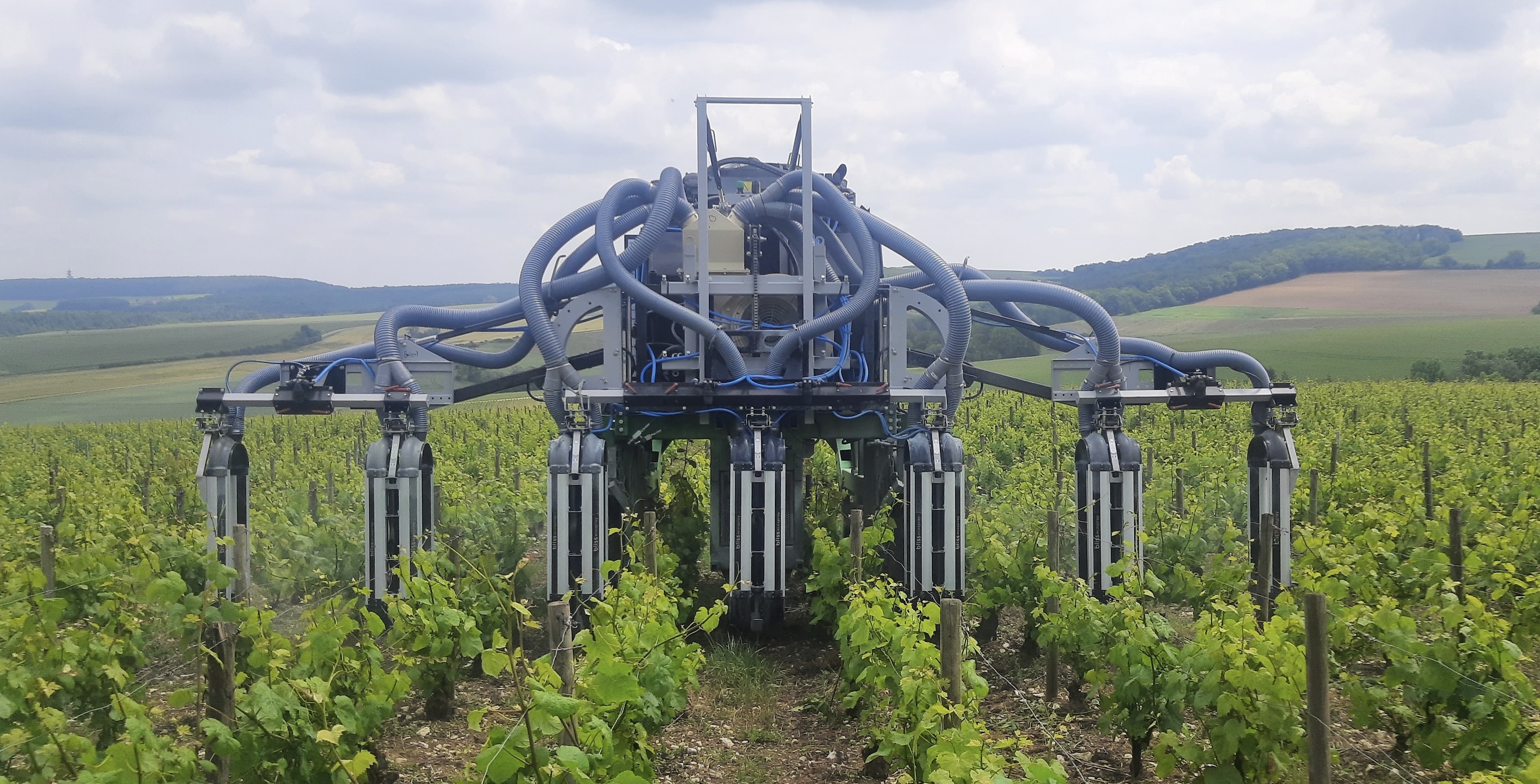 Dotée d’une cuve de 1400 litres, la cellule enjambeur double rang peut de traiter 6 rangs complets par passage en face par face