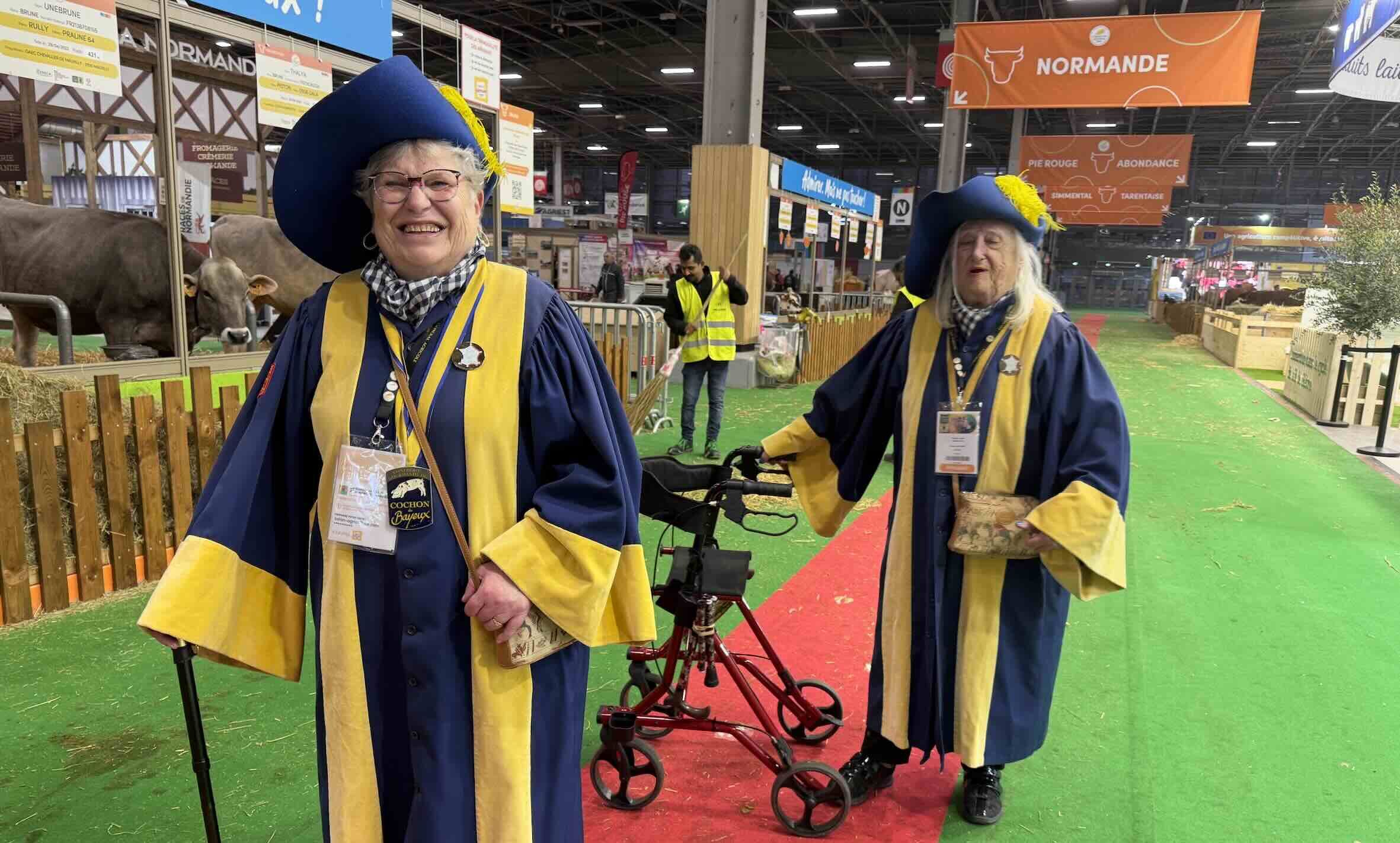Nicole et Marie-Chantal, à leur arrivée au Salon de l’Agriculture, parties de Bayeux à 4 heures du matin, pour honorer leur statut de Grandes maitresses conjointes de la confrérie du Cochon de Bayeux