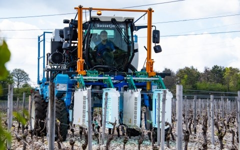 Breveté en 2015, ce nouveau procédé naturel basé sur un dispositif d'émissions de flashs ultraviolets (UV) permet de réduire l’usage de fongicides contre l'oïdium, le mildiou ou le botrytis.