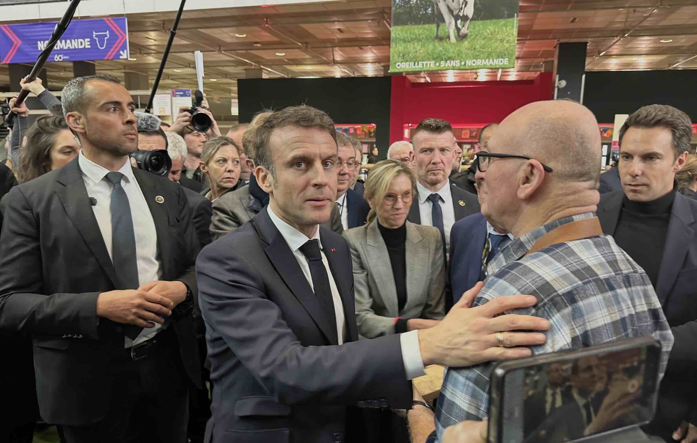 Emmanuel Macron, le 24 février, à proximité d’Oreillette, la Normande égérie de la 60ème édition du Salon de l’agriculture