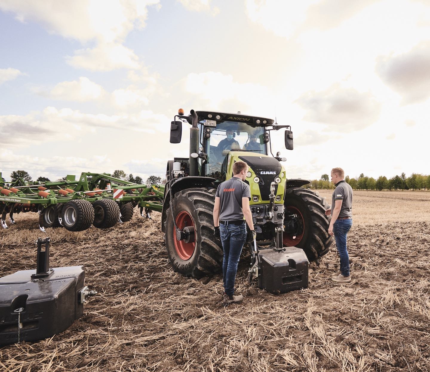 Sur l’un des tracteurs, les conducteurs réalisaient leurs propres réglages concernant le lestage