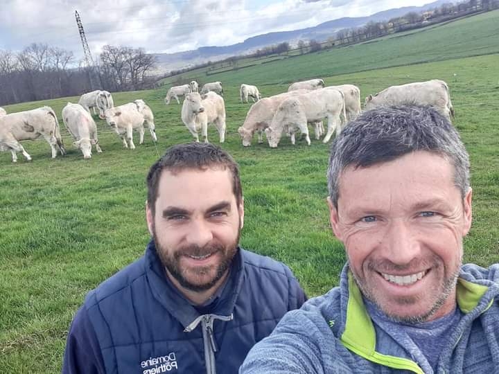 Le vigneron Romain Paire et l'éleveur Christophe Chaize (Crédit photo : Christophe Chaize)