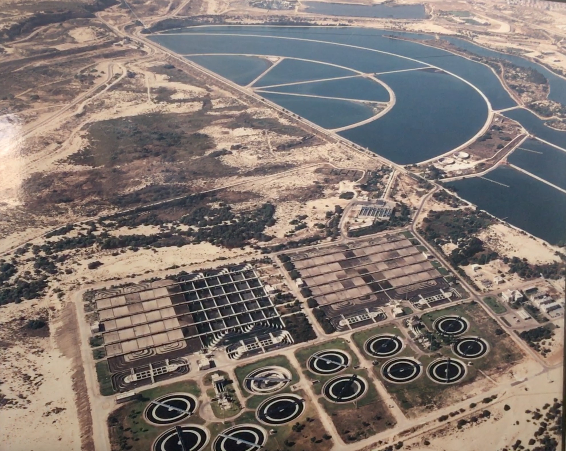 Vue aérienne de la station de Shafdan en banlieue de Tel Aviv en Israël, pays où le taux de réutilisation des eaux usées atteint 85%, les deux tiers servant l’irrigation (Crédit photo : Mekorot)