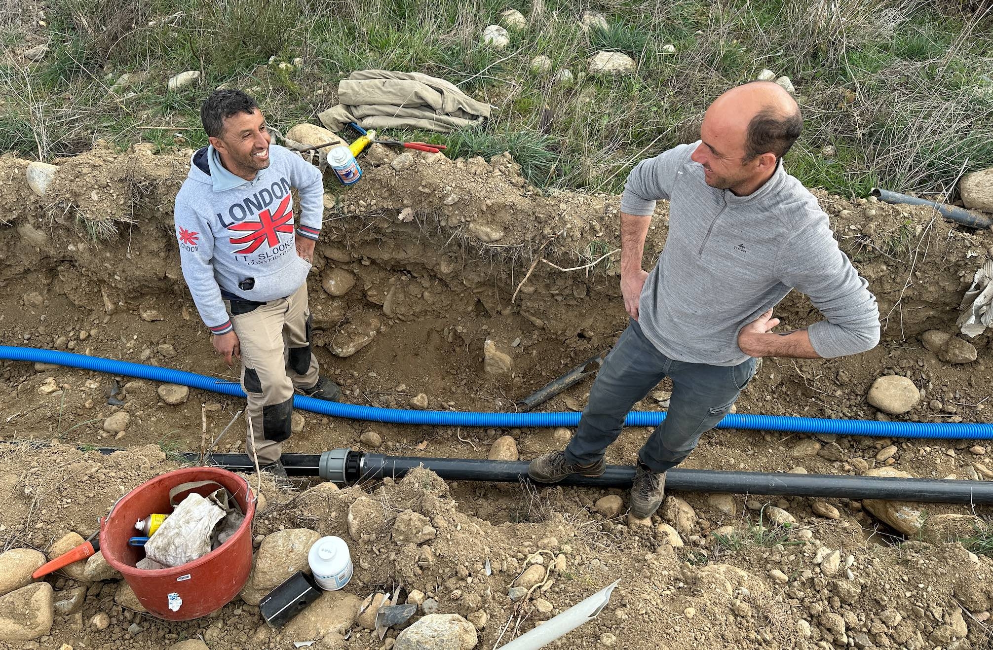 Deux salariés du Domaine de l’Edje installent le réseau d’irrigation du futur verger de figuiers