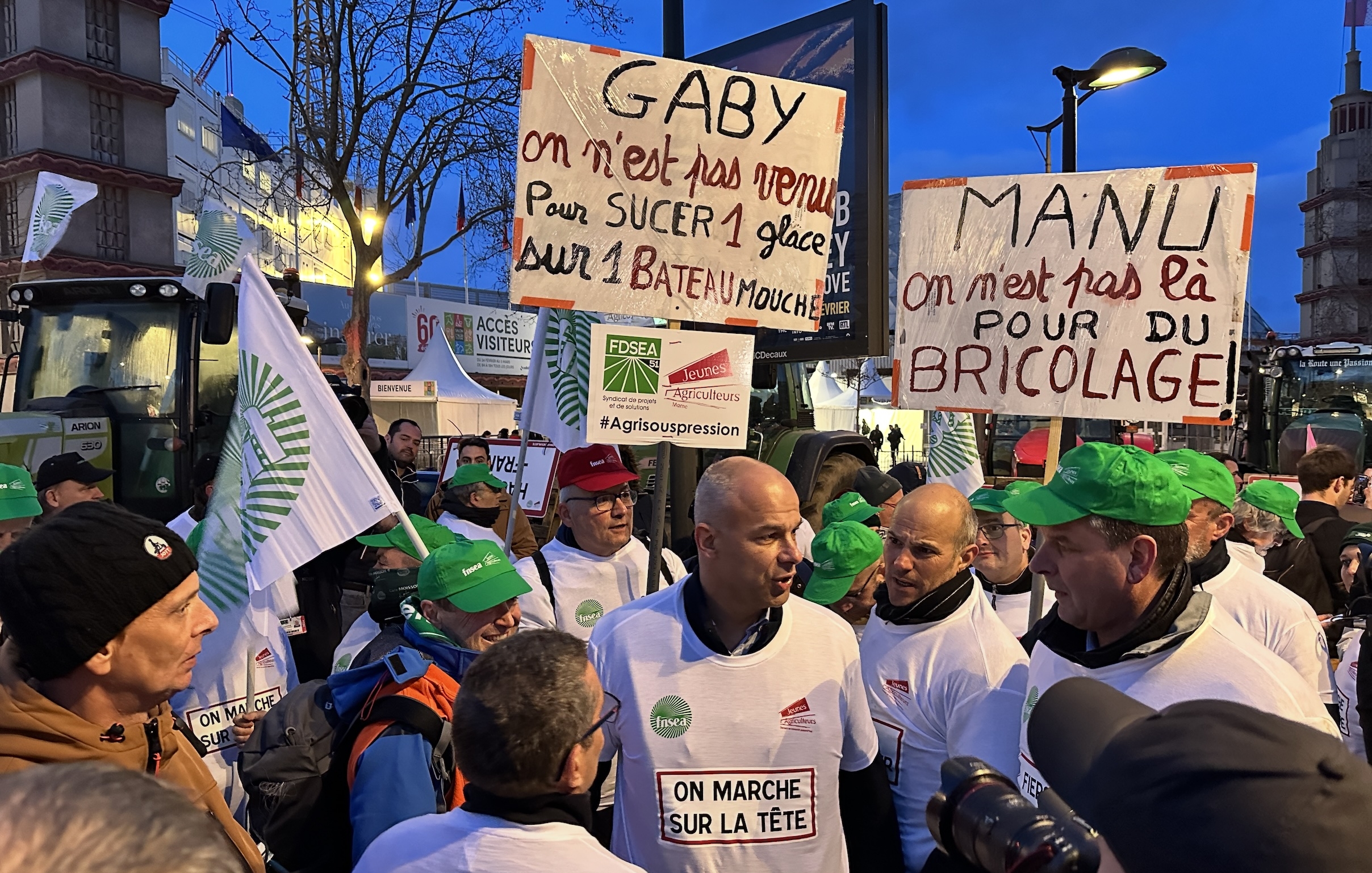 Le 23 février 2024, la veille de l’ouverture du SIA, FNSEA et JA investissent la Porte de Versailles jusqu’au petit matin, dans une ambiance jusque-là bon enfant (Crédit photo : R. Lecocq)