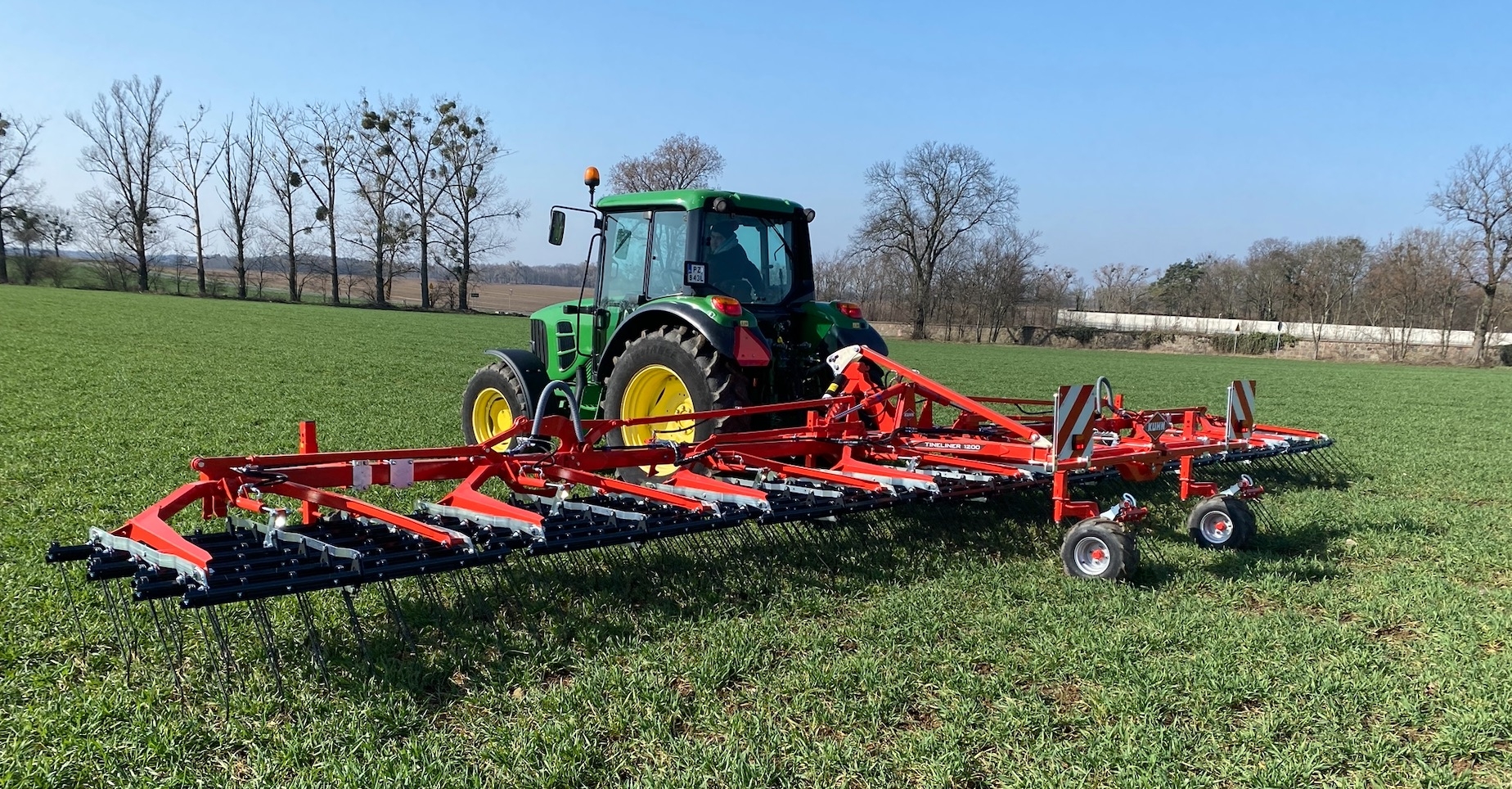 L’agressivité de la Tineliner se règle hydrauliquement depuis la cabine d’une simple action sur le distributeur tracteur