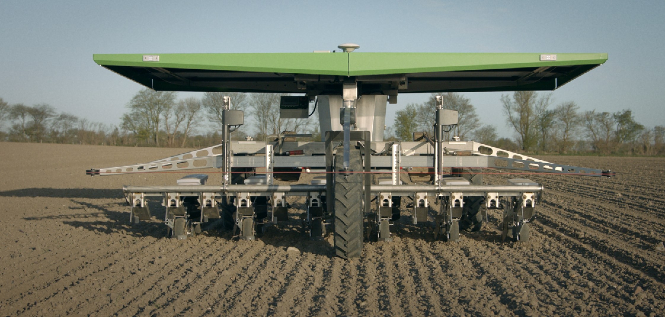 Zéro herbicide, zéro émission, zéro tassement, zéro contrat de maintenance, zéro frein réglementaire : telles sont quelques-unes des spécificités du robot FarmDroid (Crédit photo : FarmDroid)