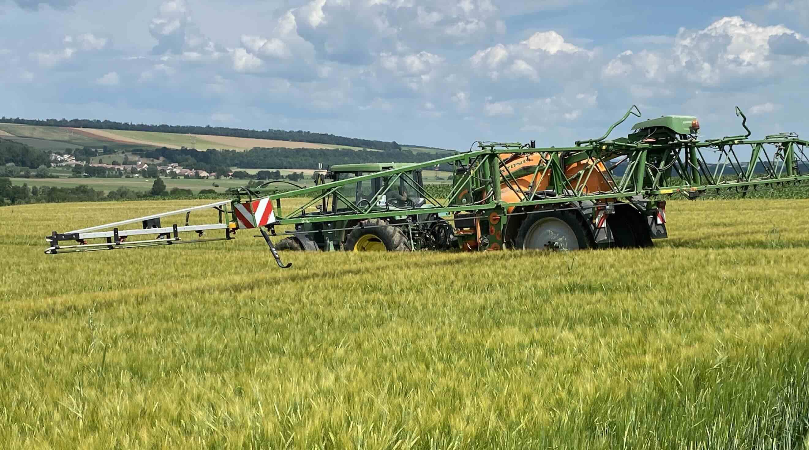 En France, 48.491 tonnes de matières actives ont été vendues par les adhérents de Phyteis à la distribution en 2023 contre 64.898 tonnes en 2022, soit une baisse de 25,8% (Crédit photo : R. Lecocq)