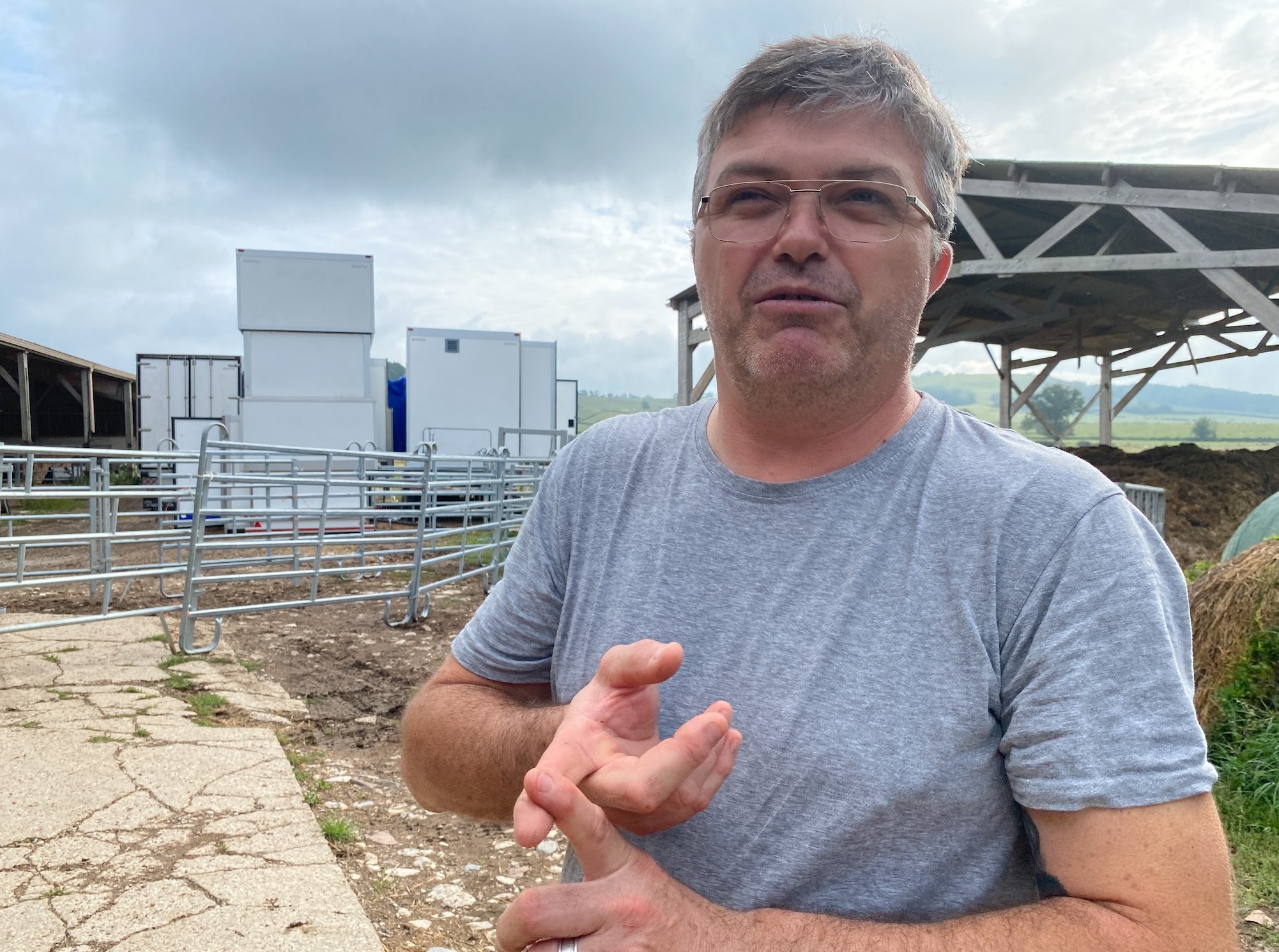 Guillaume, responsable de l’abattoir : « chaque jour, avec l’inspecteur vétérinaire, on réalise des petits ajustements ici ou là et chaque semaine, nous avons une réunion avec la DDPP pour rendre compte des solutions apportées à chaque problème identifié »