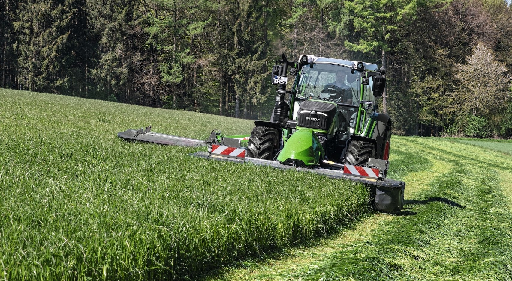 La faucheuse frontale 310 F d’une largeur de travail de 3,10 m est déclinée en version à conditionneur à dents (310 F KC) et à conditionneur à rouleaux (310 F RC)