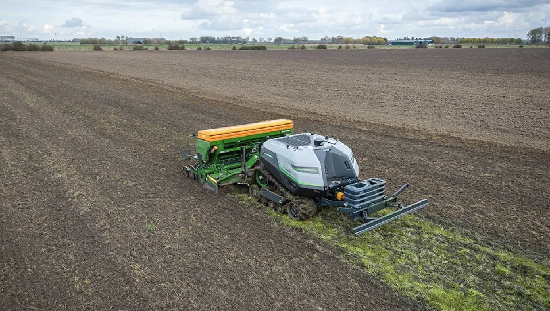 L’AgBot T2 7 Series  est un tracteur en tout point comparable à un tracteur conventionnel, la cabine et le chauffeur en moins, avec en prime un train de chenilles à voie variable