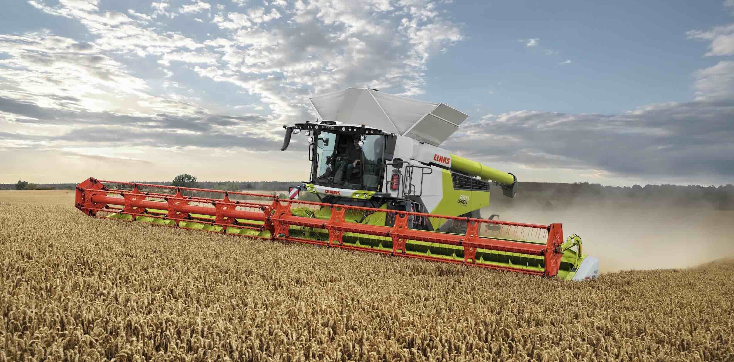 La série 8000, qui culmine à 790 ch avec la 8900 Terra Trac, démarre désormais avec la 8500 (à roues et Terra Trac) et les 549 ch de son moteur MAN D26 de 12,6l