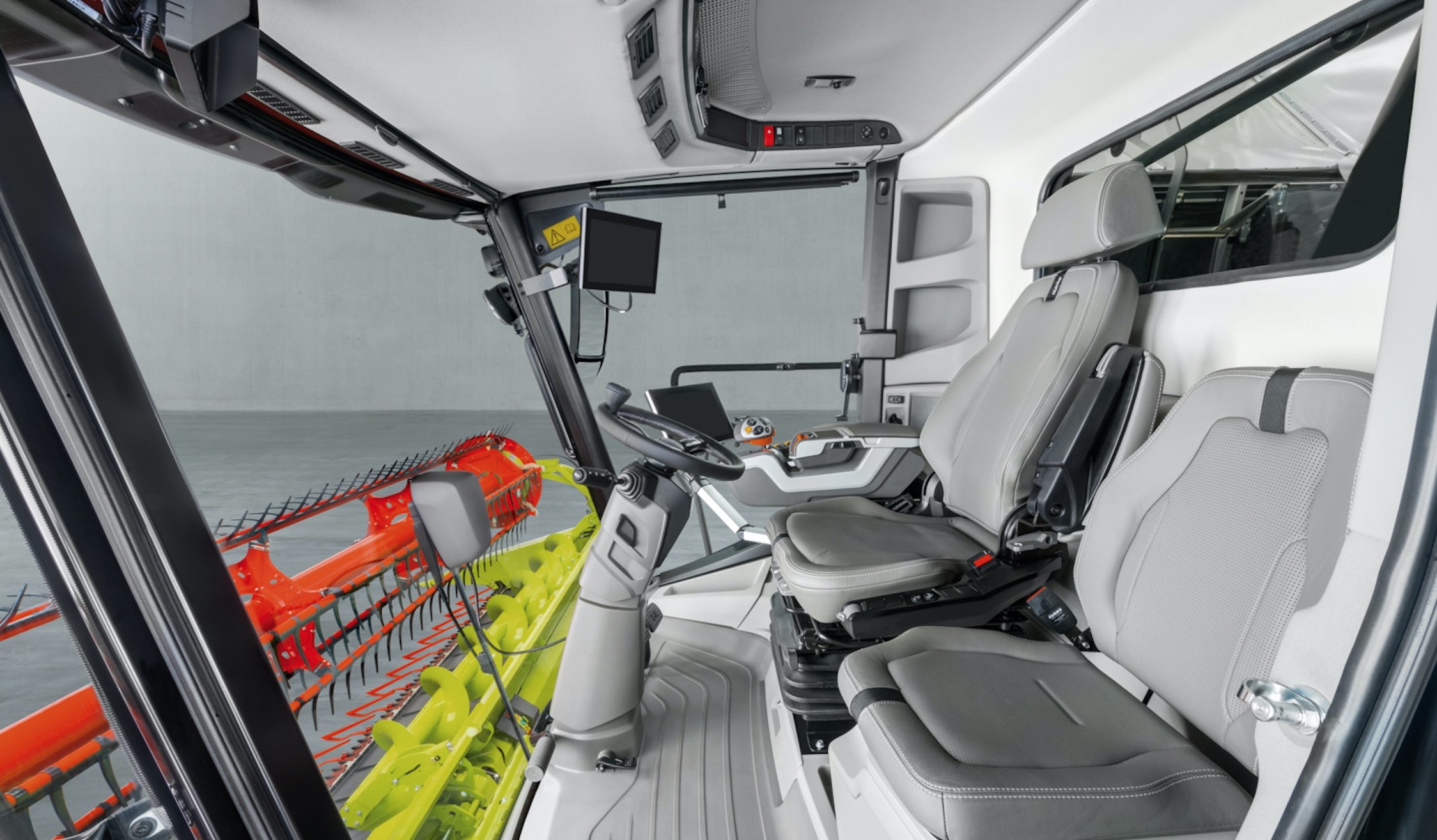Intronisée sur la gamme Trion, la nouvelle cabine des Lexion offre plus d'espace au niveau de la tête et des pieds et peut être équipée en option d'un siège cuir pivotant à 30° vers la gauche et la droite pour une position assise toujours optimale