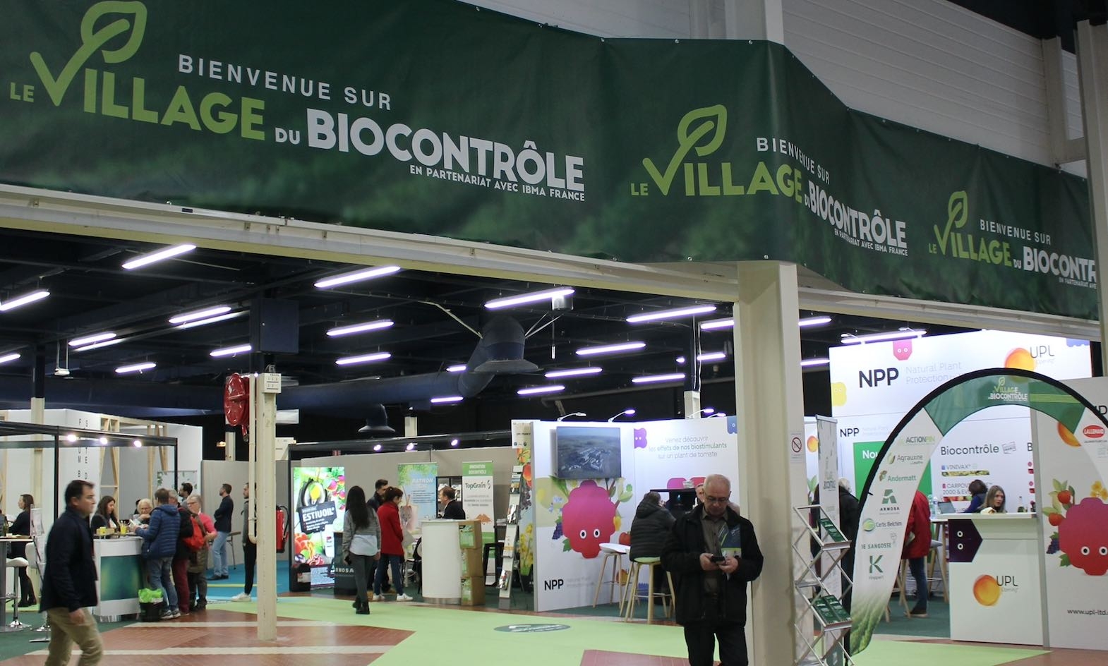 Impossible pour les visiteurs de manquer le « village » dédié au biocontrôle à l’entrée du hall principal du Sival (Crédit photo : Tanguy Dhelin)